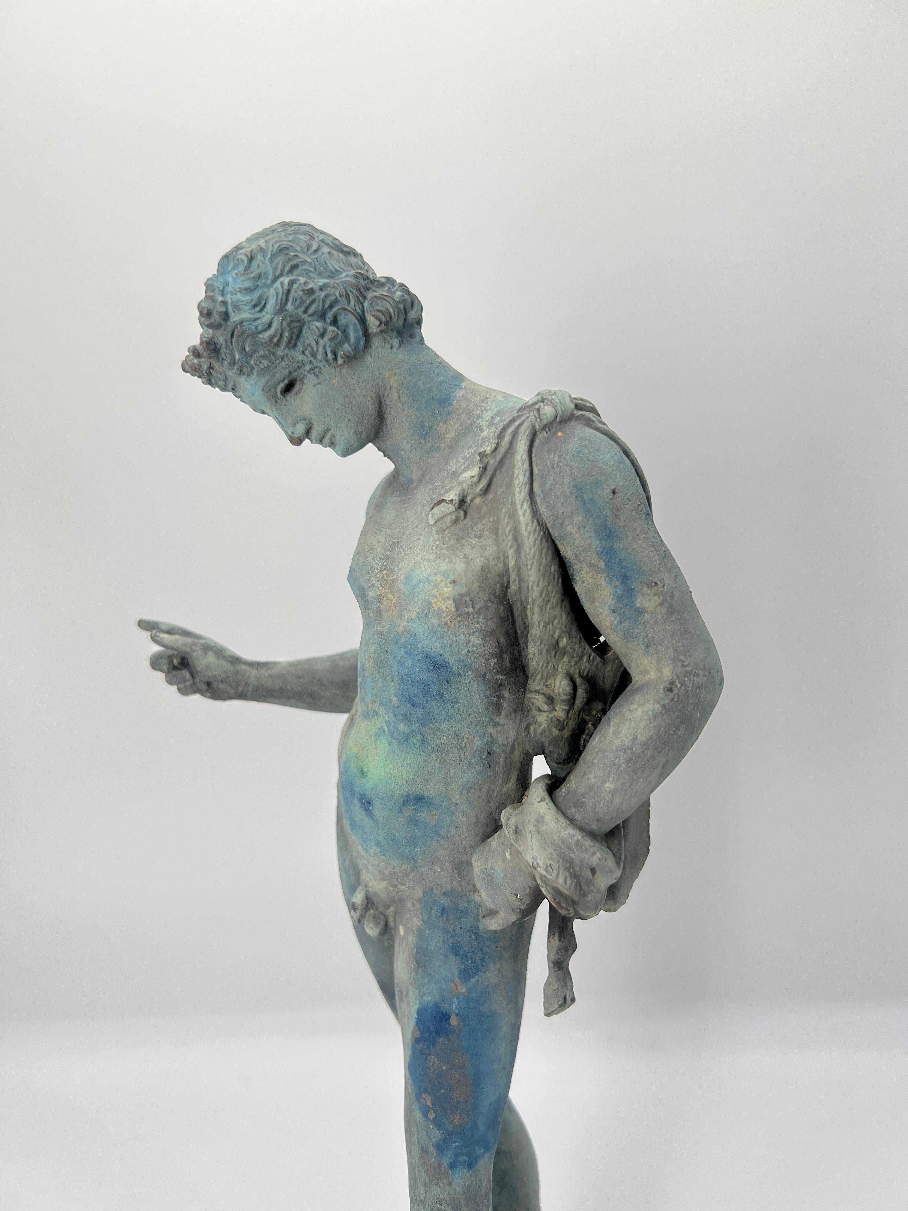 Grand Tour Bronzefigur eines jungen Mannes als Dionysos oder Narzissen aus dem 19. Jahrhundert (Italienisch) im Angebot
