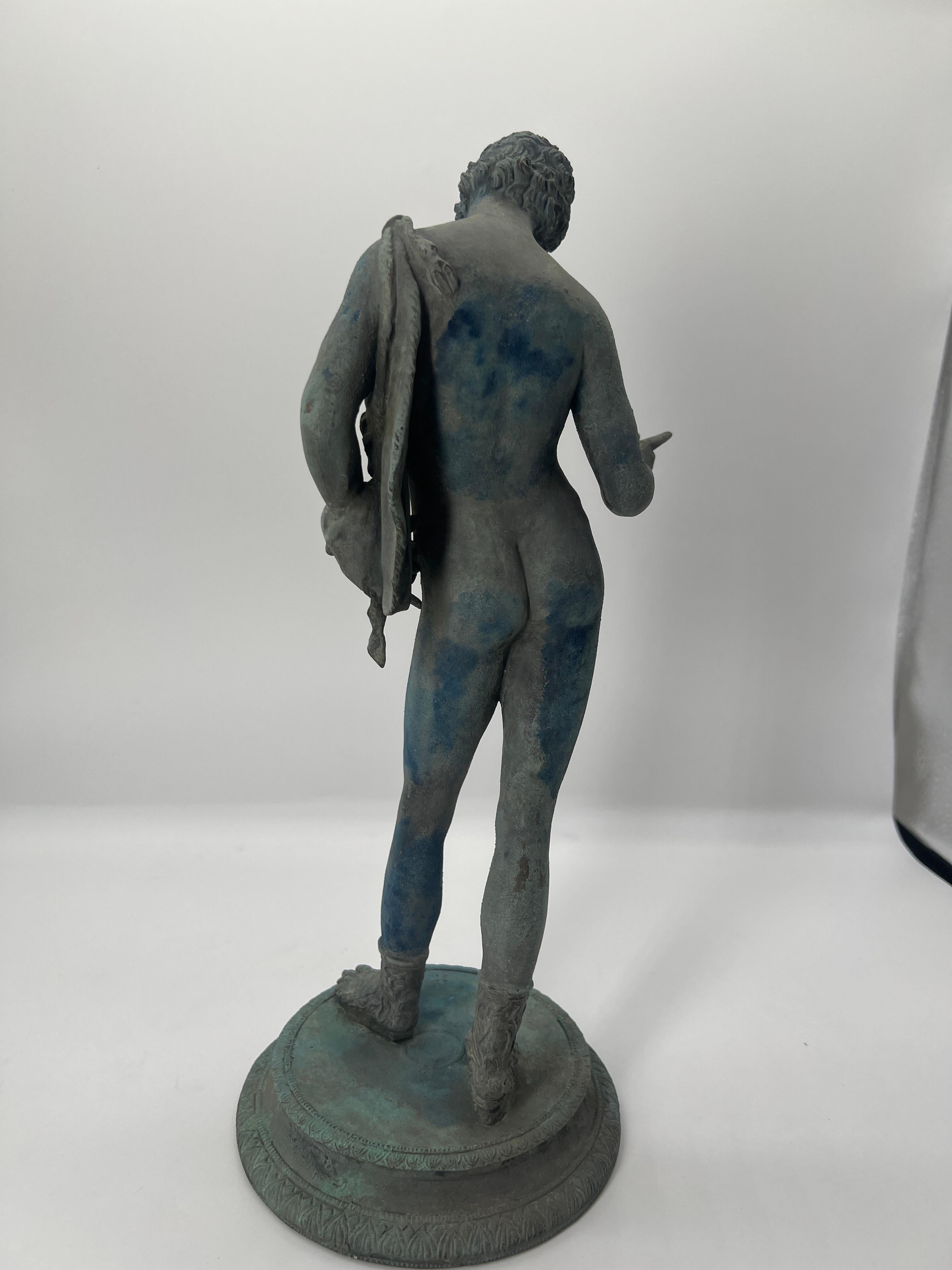 Grand Tour Bronzefigur eines jungen Mannes als Dionysos oder Narzissen aus dem 19. Jahrhundert im Angebot 1