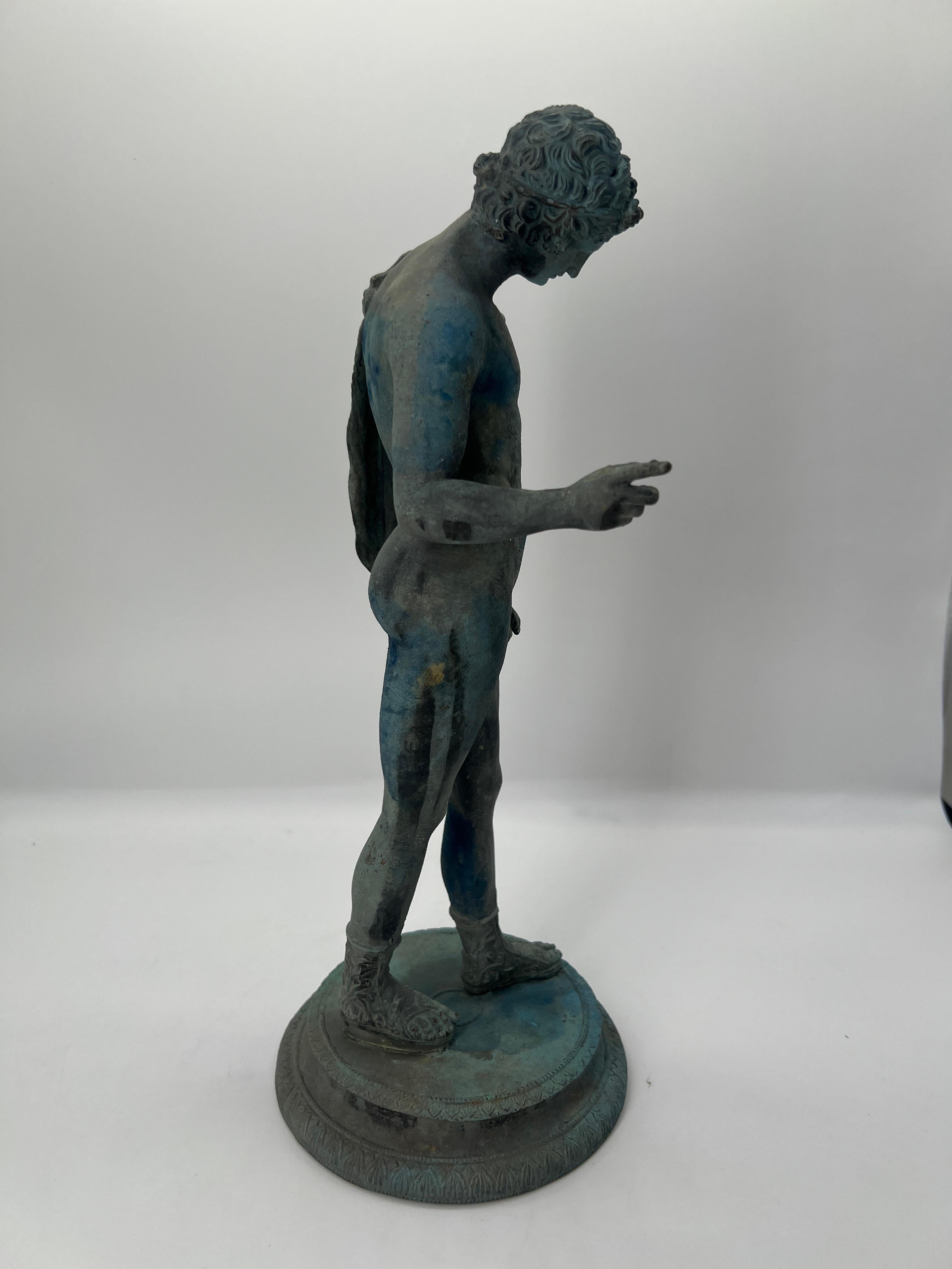 Figure en bronze Grand Tour du 19e siècle représentant un jeune homme en tant que Dionysos ou Narcisse en vente 1