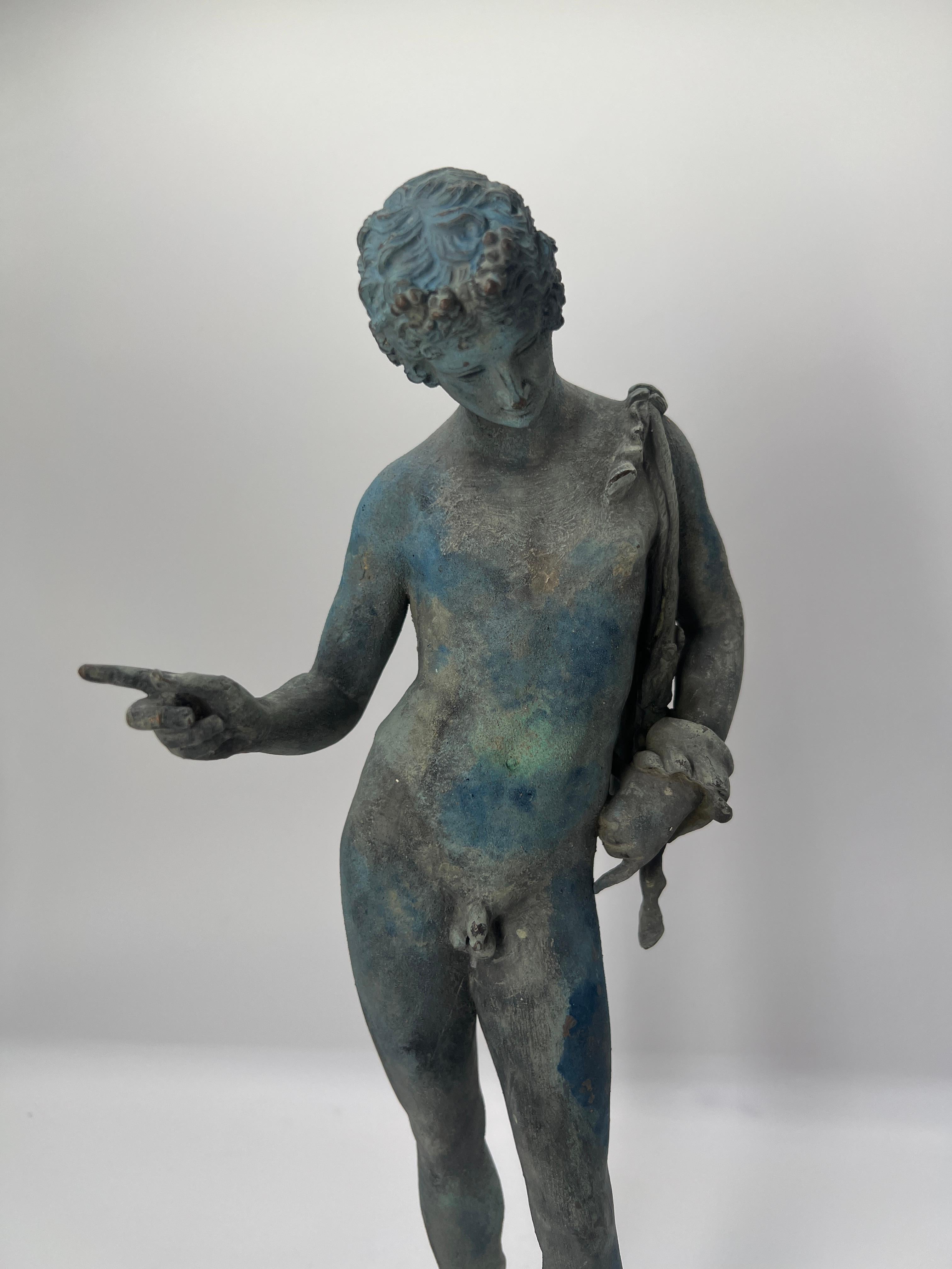 Grand Tour Bronzefigur eines jungen Mannes als Dionysos oder Narzissen aus dem 19. Jahrhundert im Angebot 4