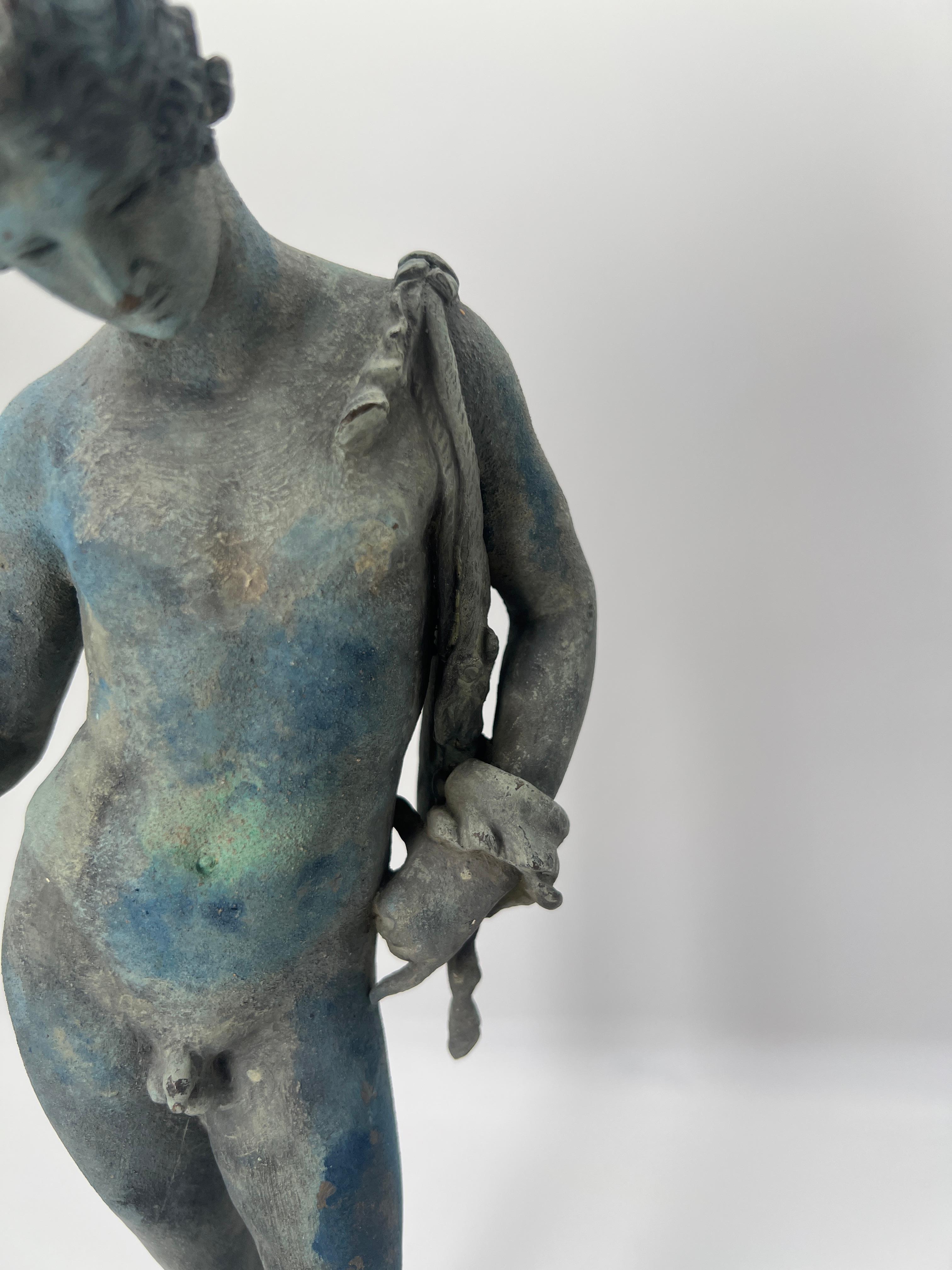 Figure en bronze Grand Tour du 19e siècle représentant un jeune homme en tant que Dionysos ou Narcisse en vente 3