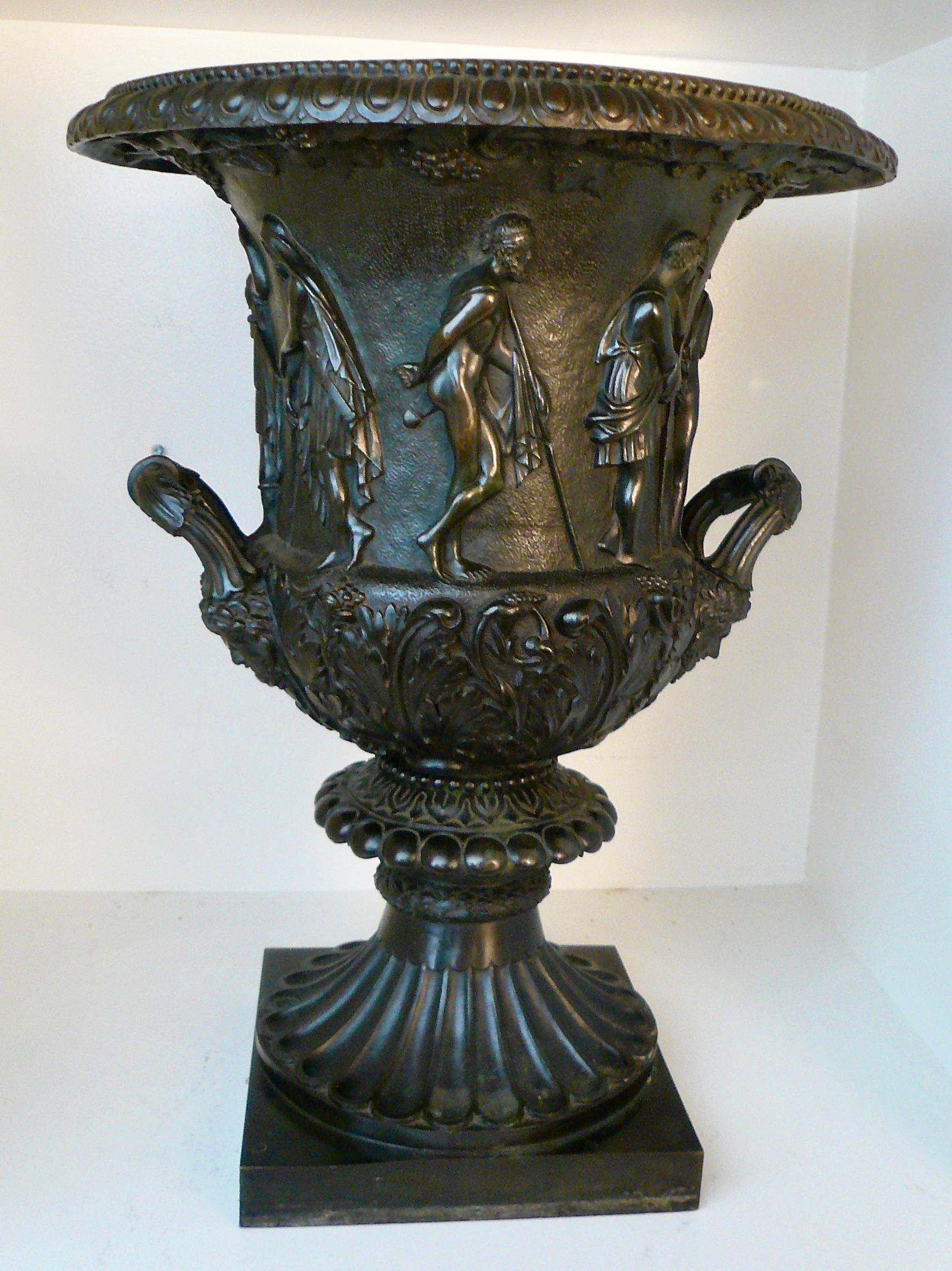 Grand Tour Bronzemodell der Medici-Vase oder Urne aus dem 19. Jahrhundert im Angebot 4