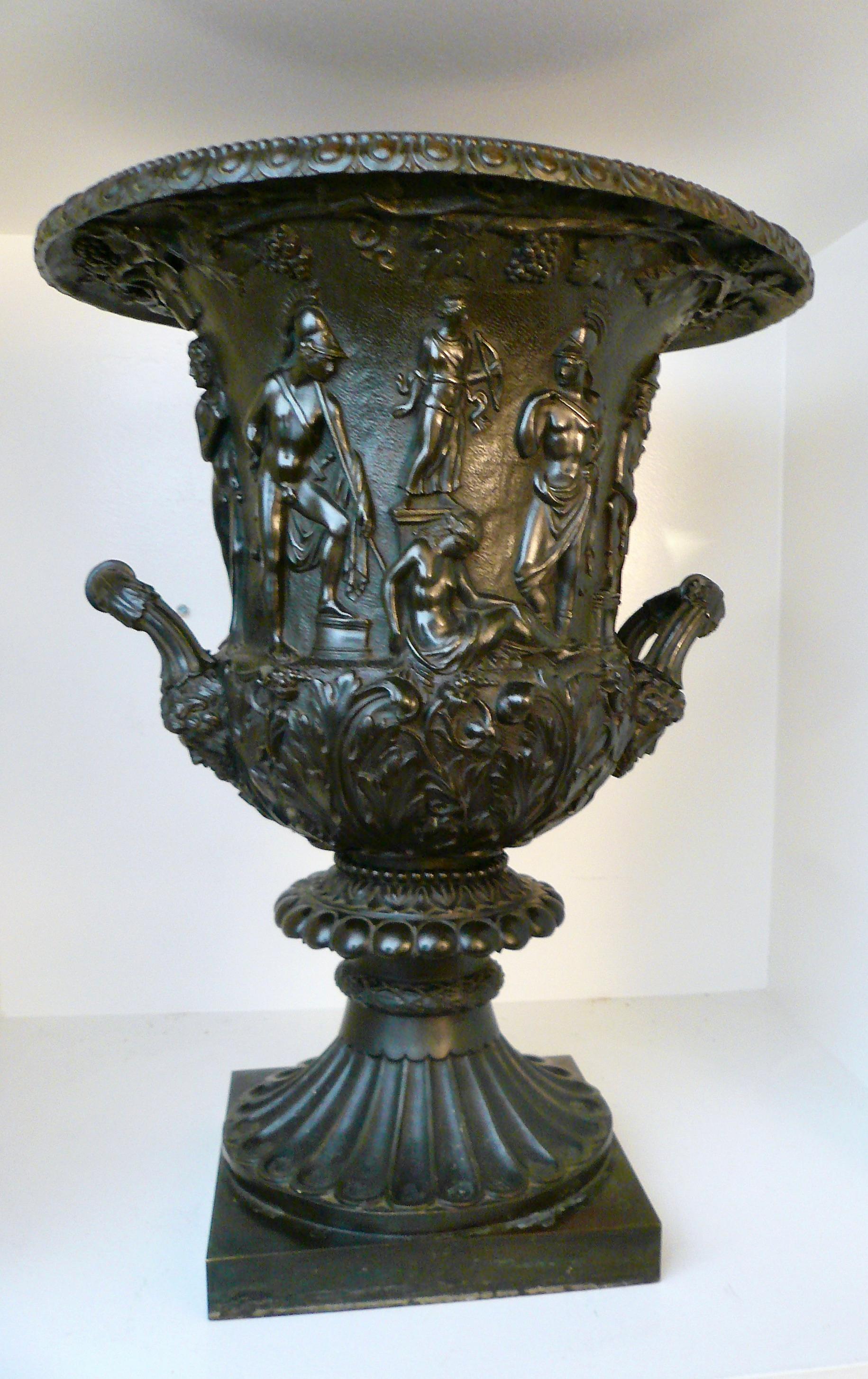 Dieses Grand-Tour-Bronzemodell der Medici-Vase ist wunderschön gegossen und patiniert. Er weist einen tiefen Fries mit einem mythologischen Flachrelief auf, die geriffelten Schlaufengriffe erheben sich aus den Köpfen der Sager. Sie steht auf einem