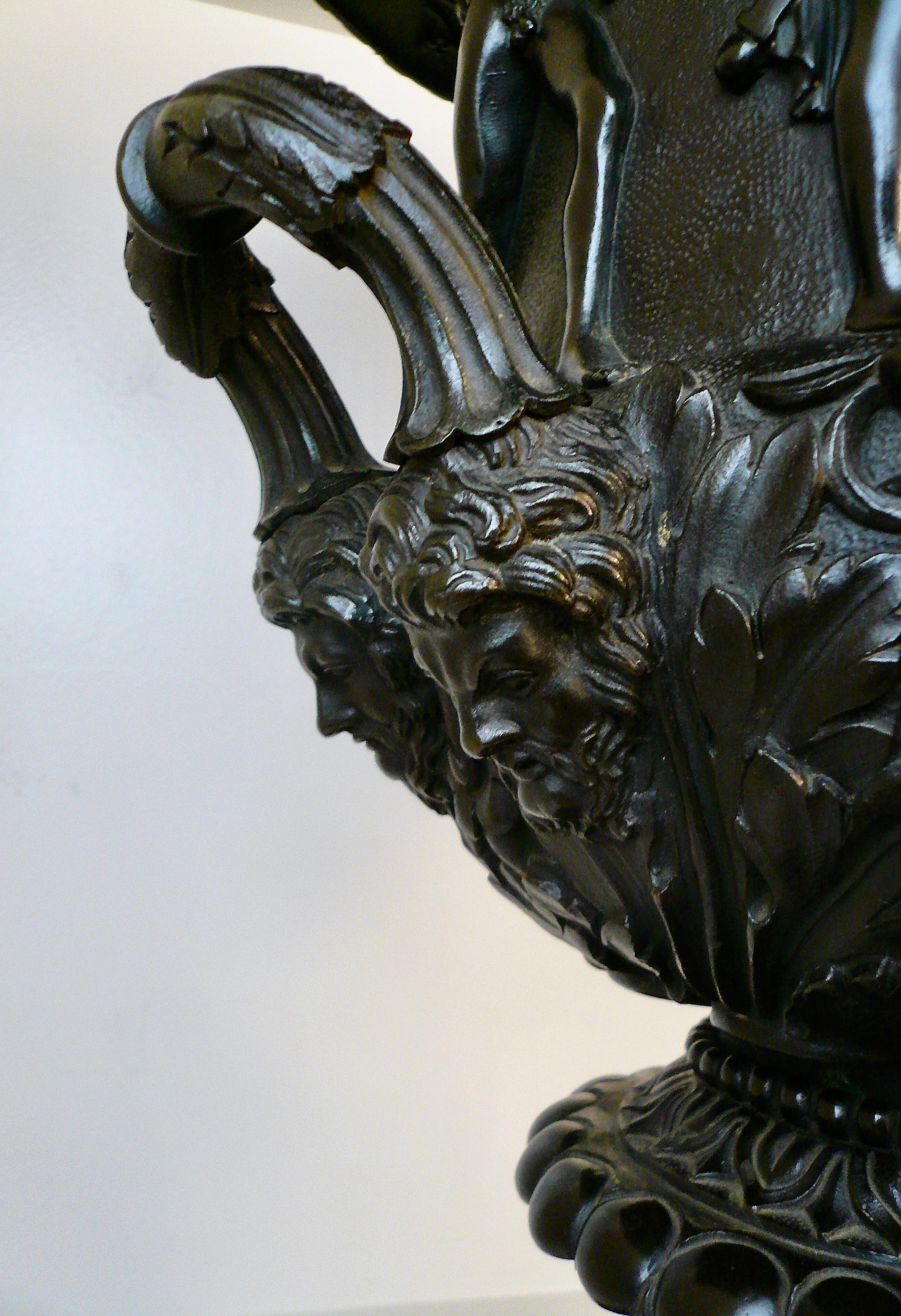 Grand Tour Bronzemodell der Medici-Vase oder Urne aus dem 19. Jahrhundert (Griechisch-römisch) im Angebot