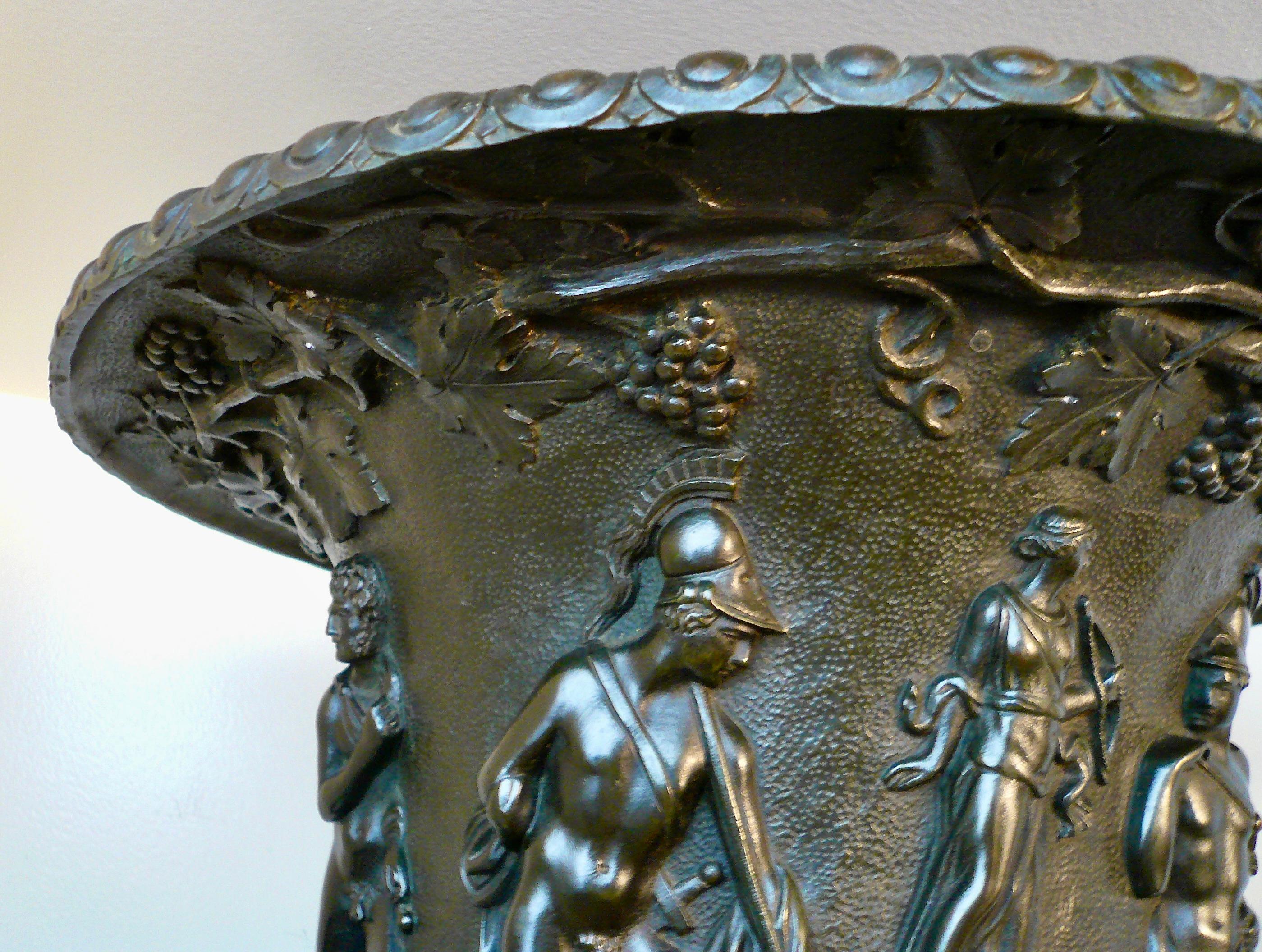 Grand Tour Bronzemodell der Medici-Vase oder Urne aus dem 19. Jahrhundert (Patiniert) im Angebot