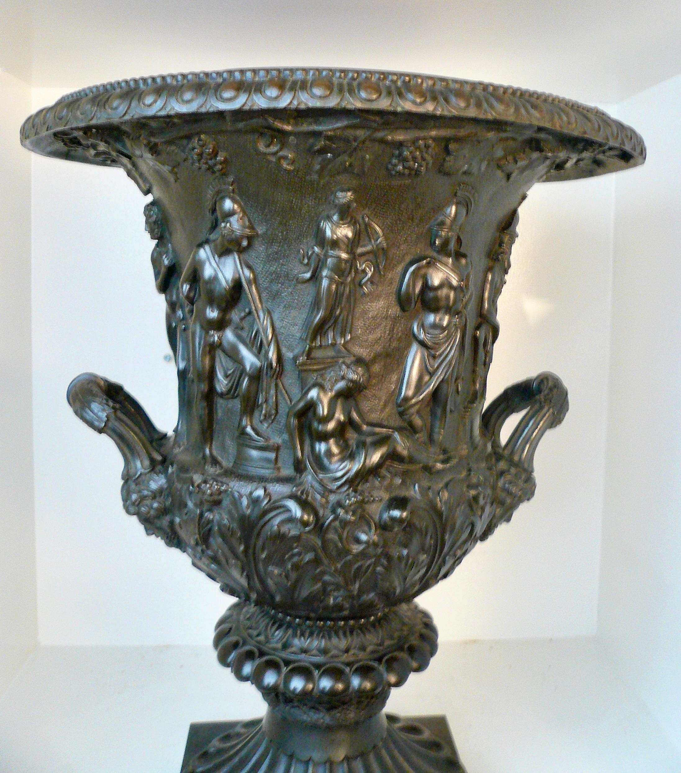 Grand Tour Bronzemodell der Medici-Vase oder Urne aus dem 19. Jahrhundert im Zustand „Gut“ im Angebot in Pittsburgh, PA