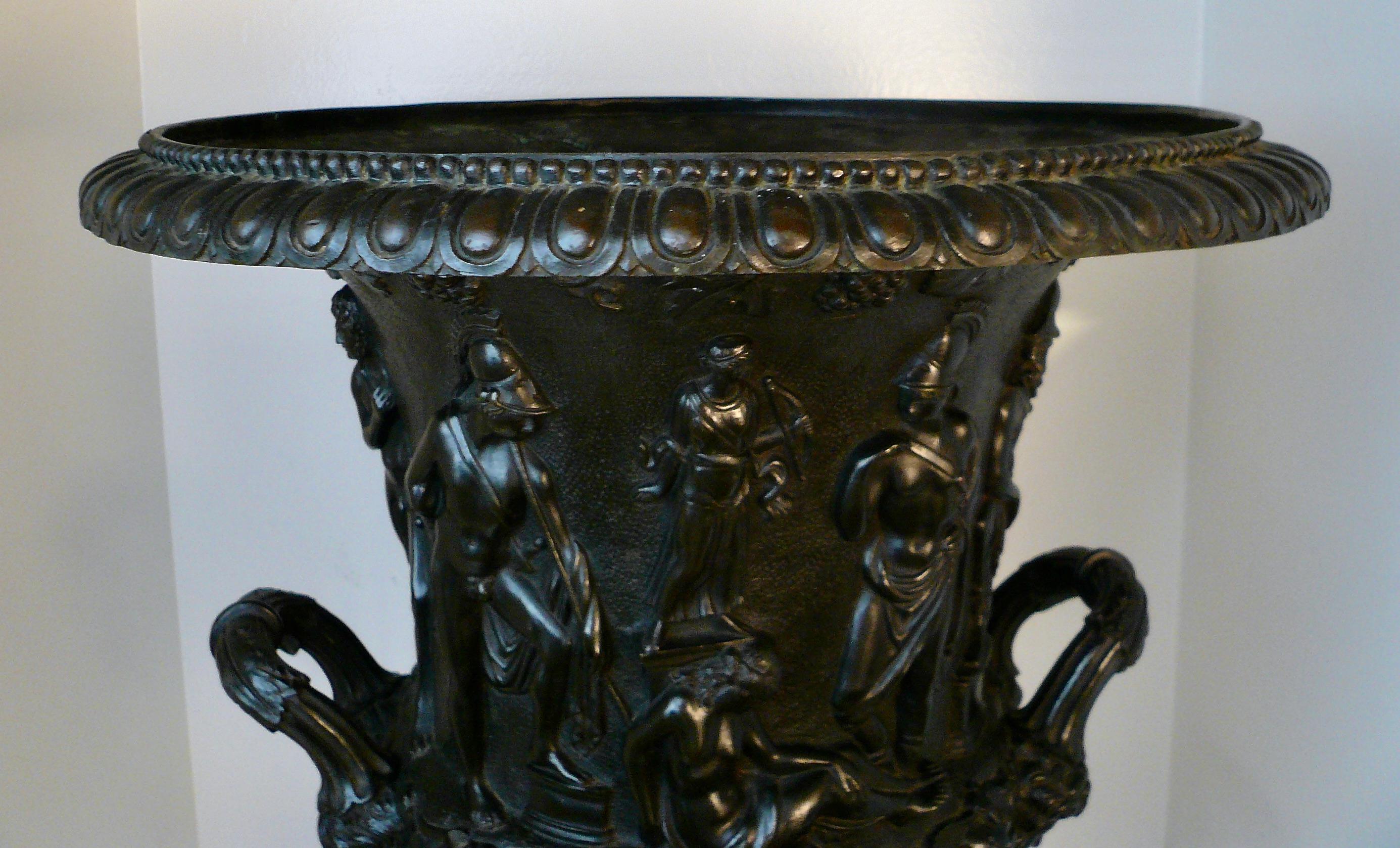 Grand Tour Bronzemodell der Medici-Vase oder Urne aus dem 19. Jahrhundert im Angebot 1