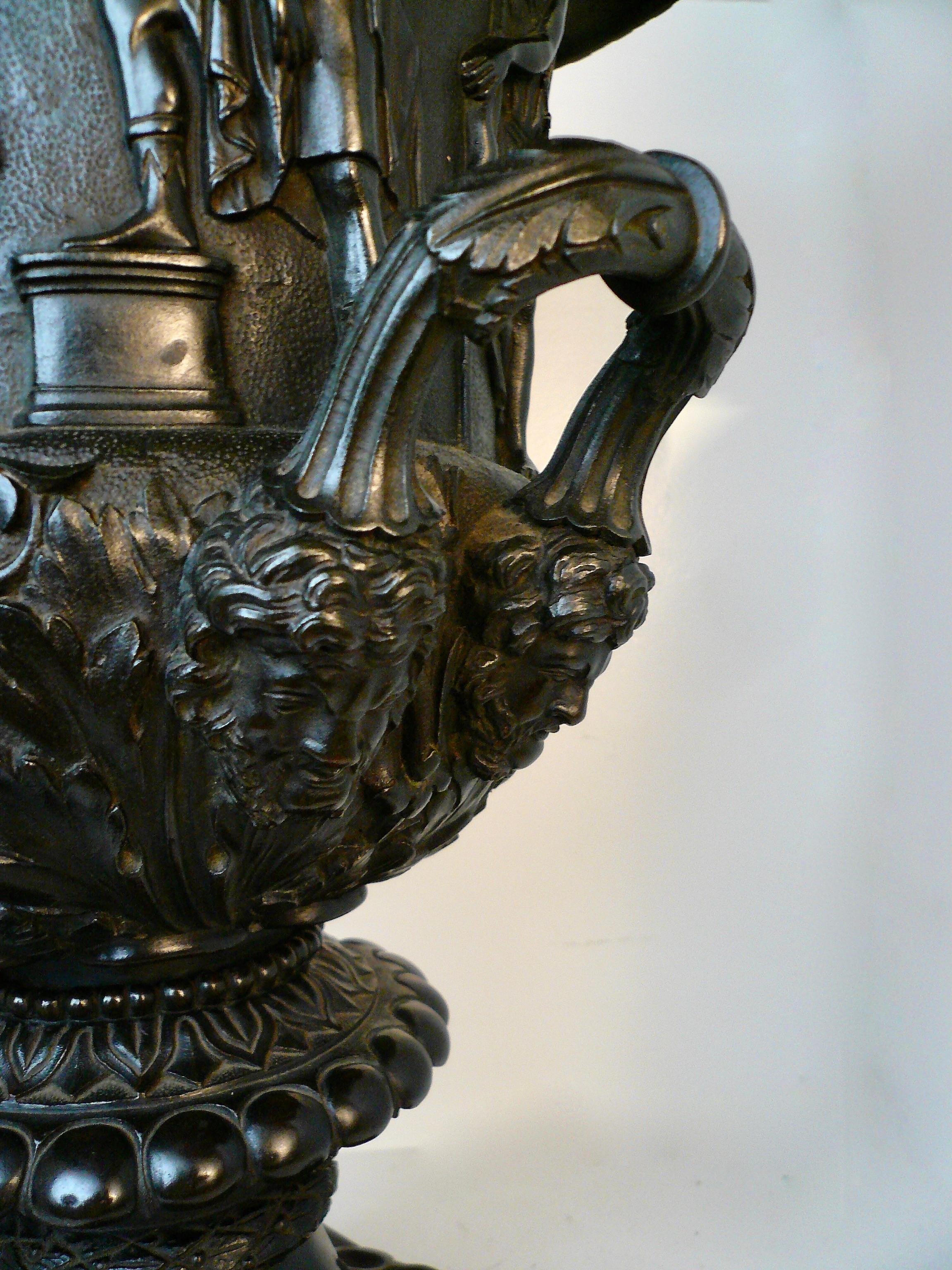 Grand Tour Bronzemodell der Medici-Vase oder Urne aus dem 19. Jahrhundert im Angebot 2