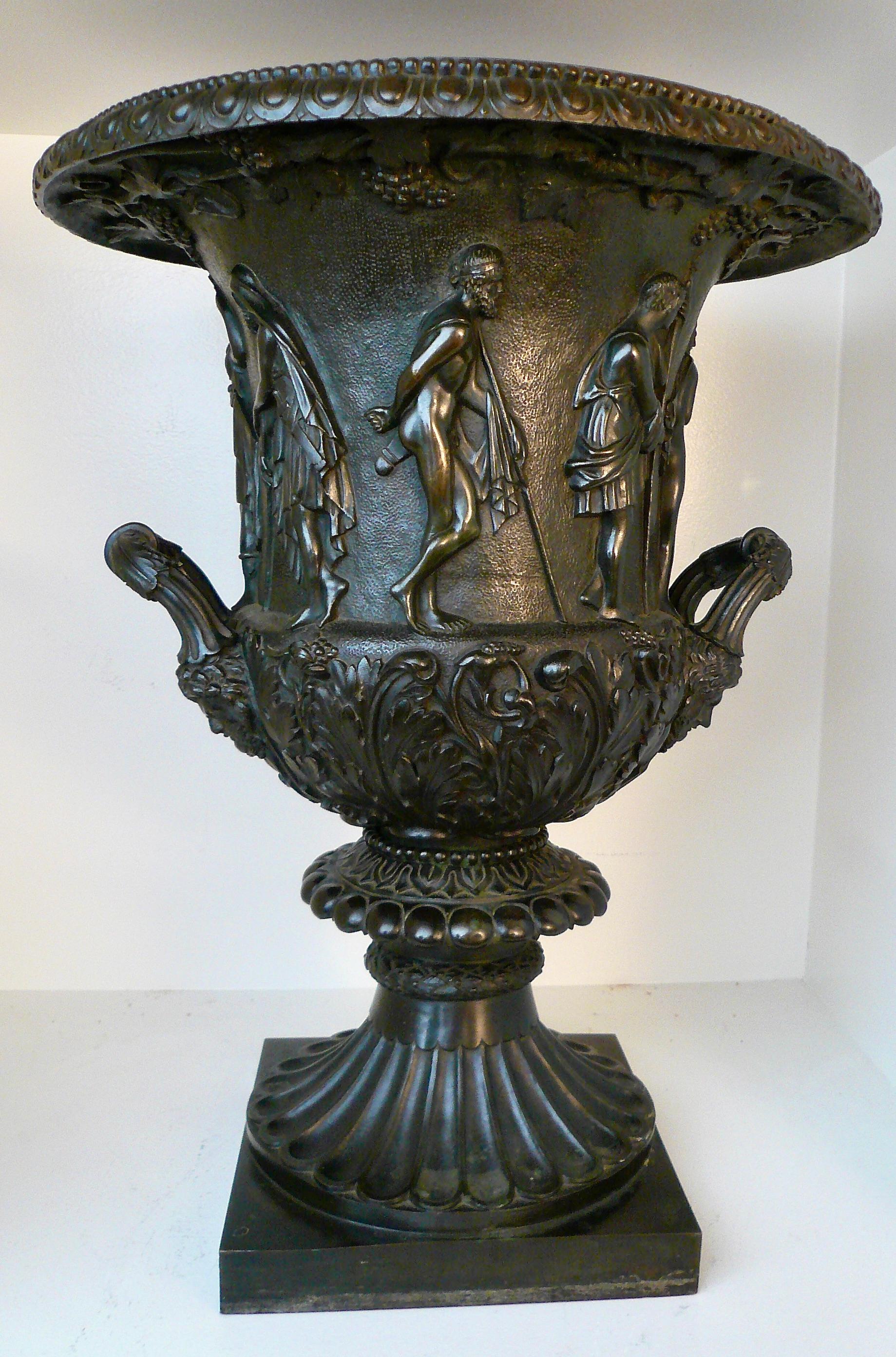Grand Tour Bronzemodell der Medici-Vase oder Urne aus dem 19. Jahrhundert im Angebot 3