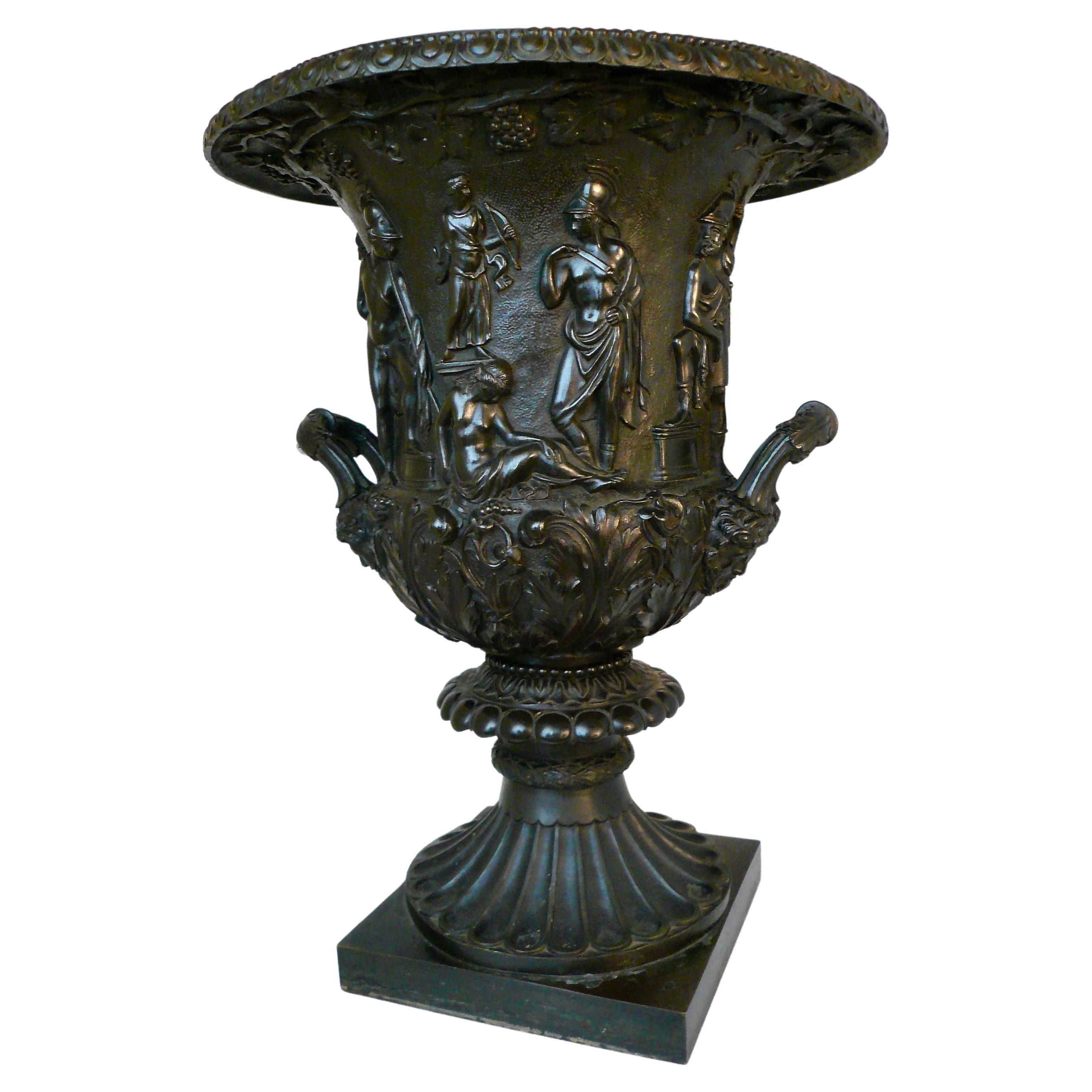 Grand Tour Bronzemodell der Medici-Vase oder Urne aus dem 19. Jahrhundert im Angebot
