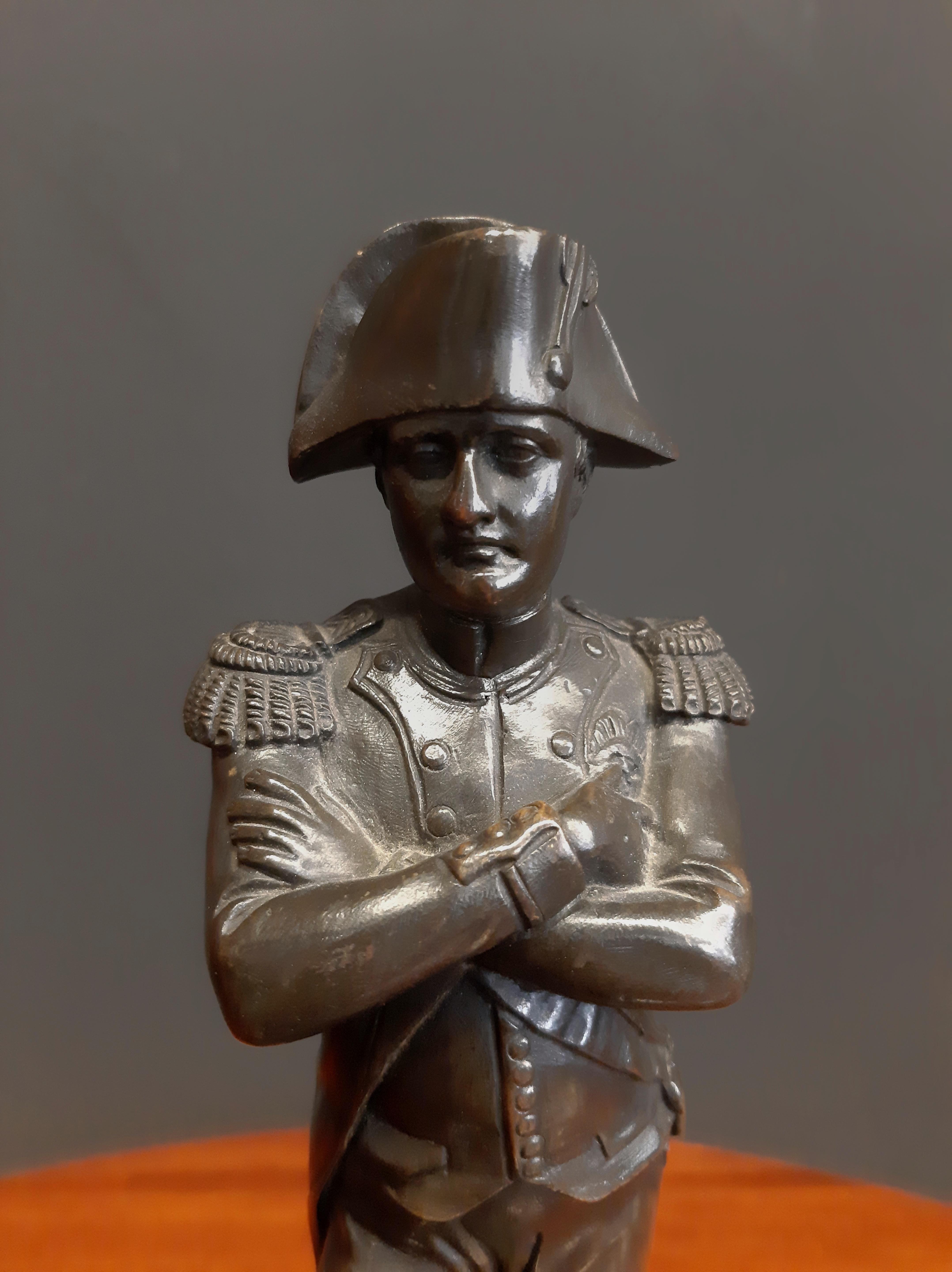 19th Century Bronze Sculpture of Napoleon

Height: 23.5 cm
Base: 7.5 x 6.4 x 2 cm

Engraved on the base: V. Robert 