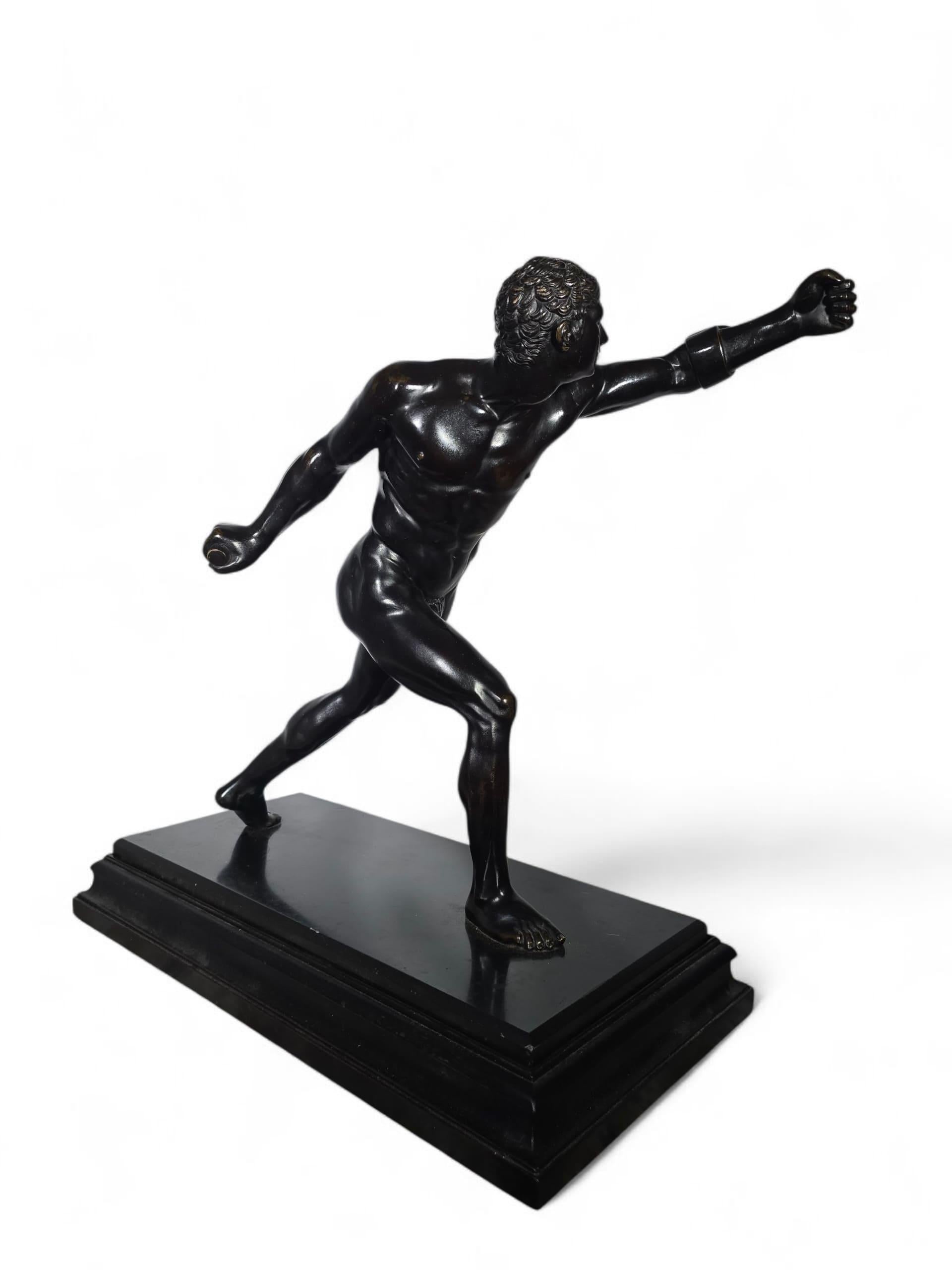 Scultura in bronzo del Grand Tour del XIX secolo raffigurante un gladiatore in vendita 7