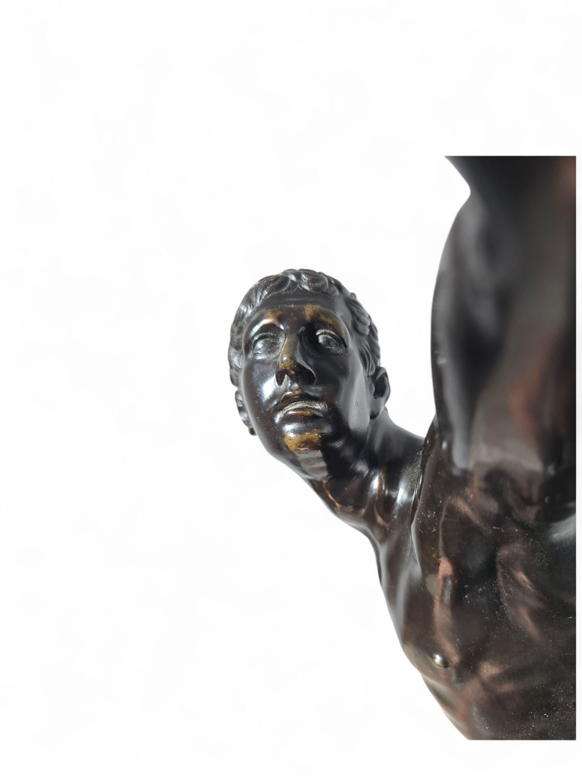 Scultura in bronzo del Grand Tour del XIX secolo raffigurante un gladiatore in vendita 8