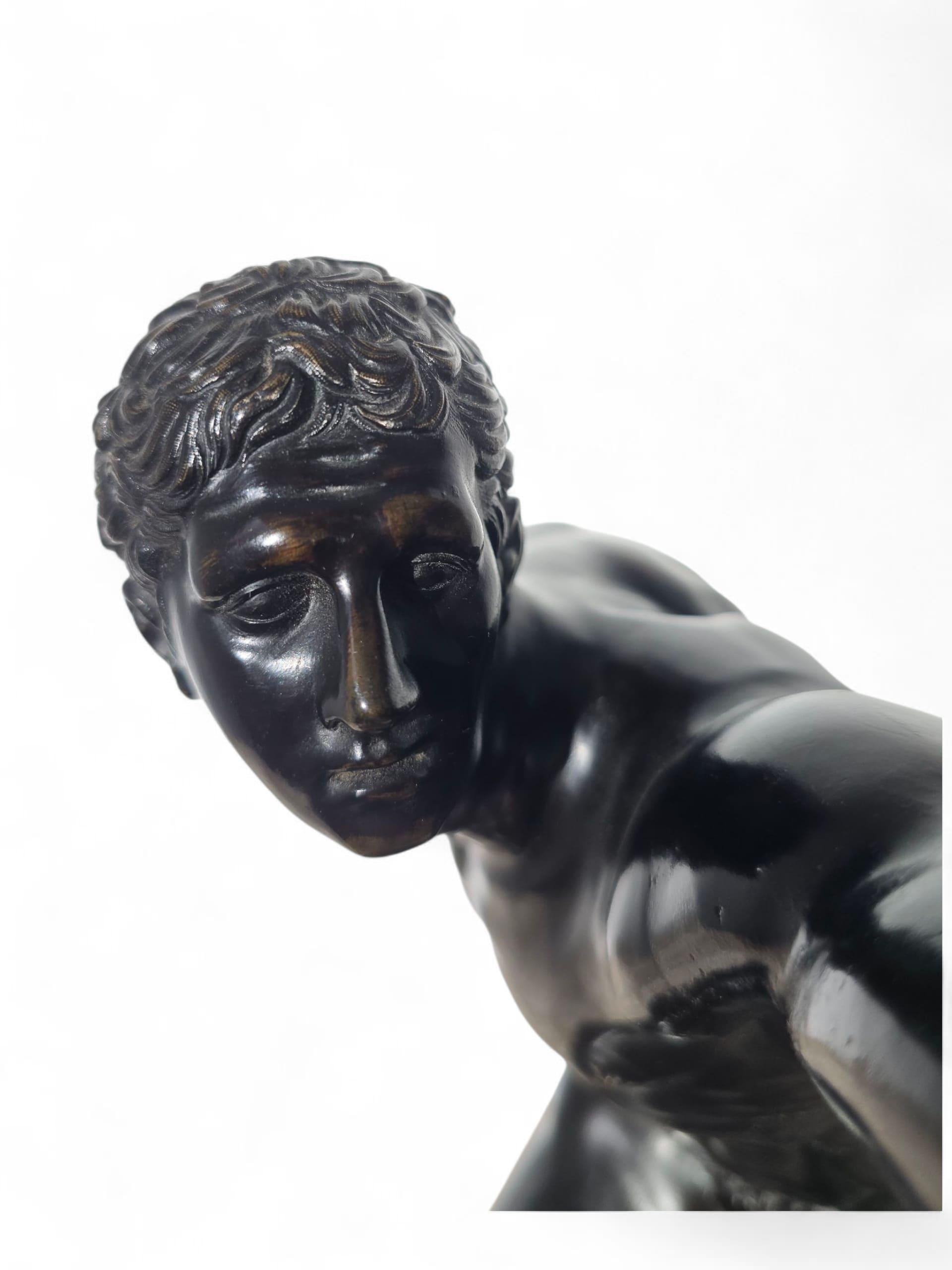 Scultura in bronzo del Grand Tour del XIX secolo raffigurante un gladiatore in vendita 2