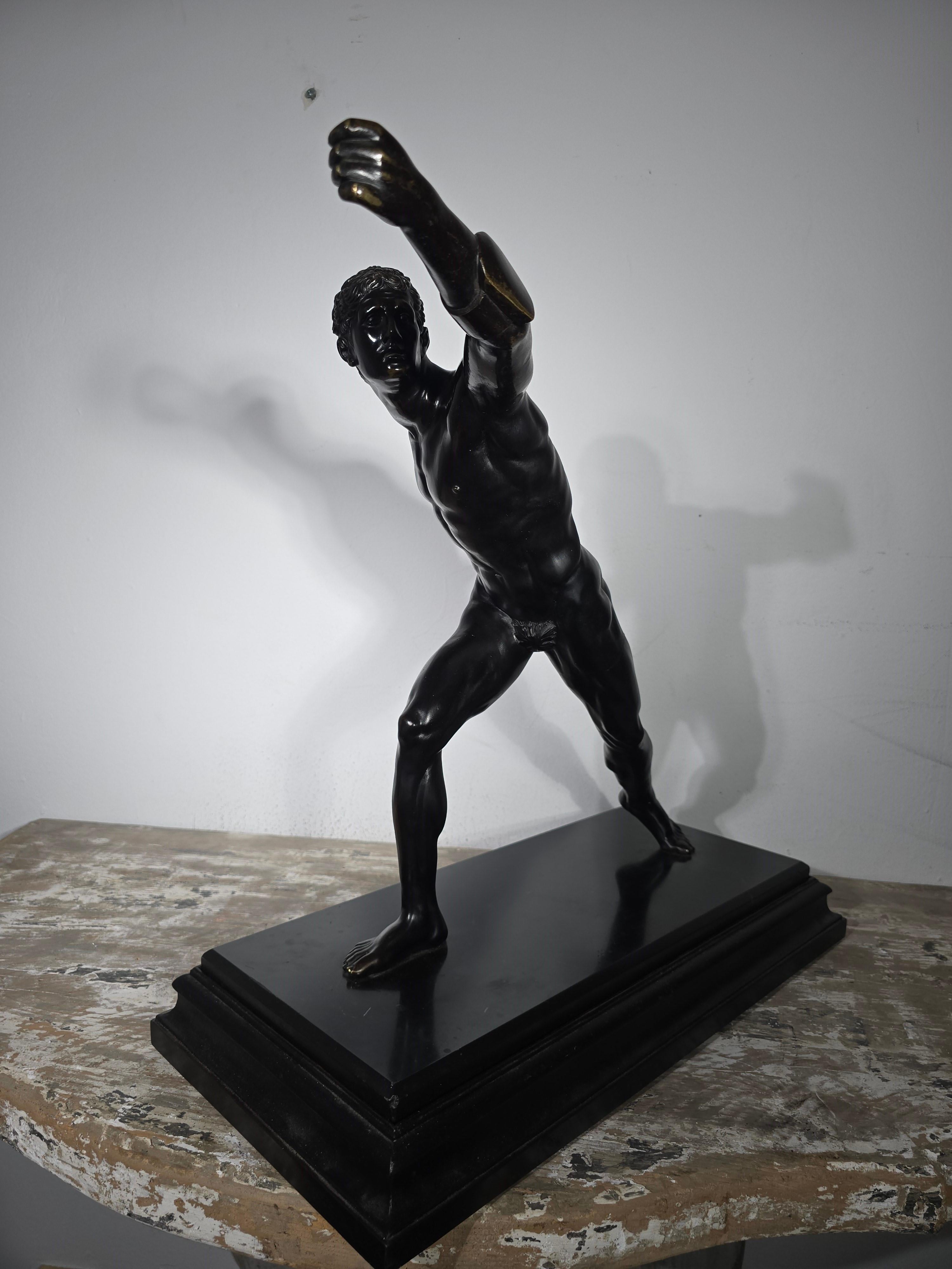 Scultura in bronzo del Grand Tour del XIX secolo raffigurante un gladiatore in vendita 3