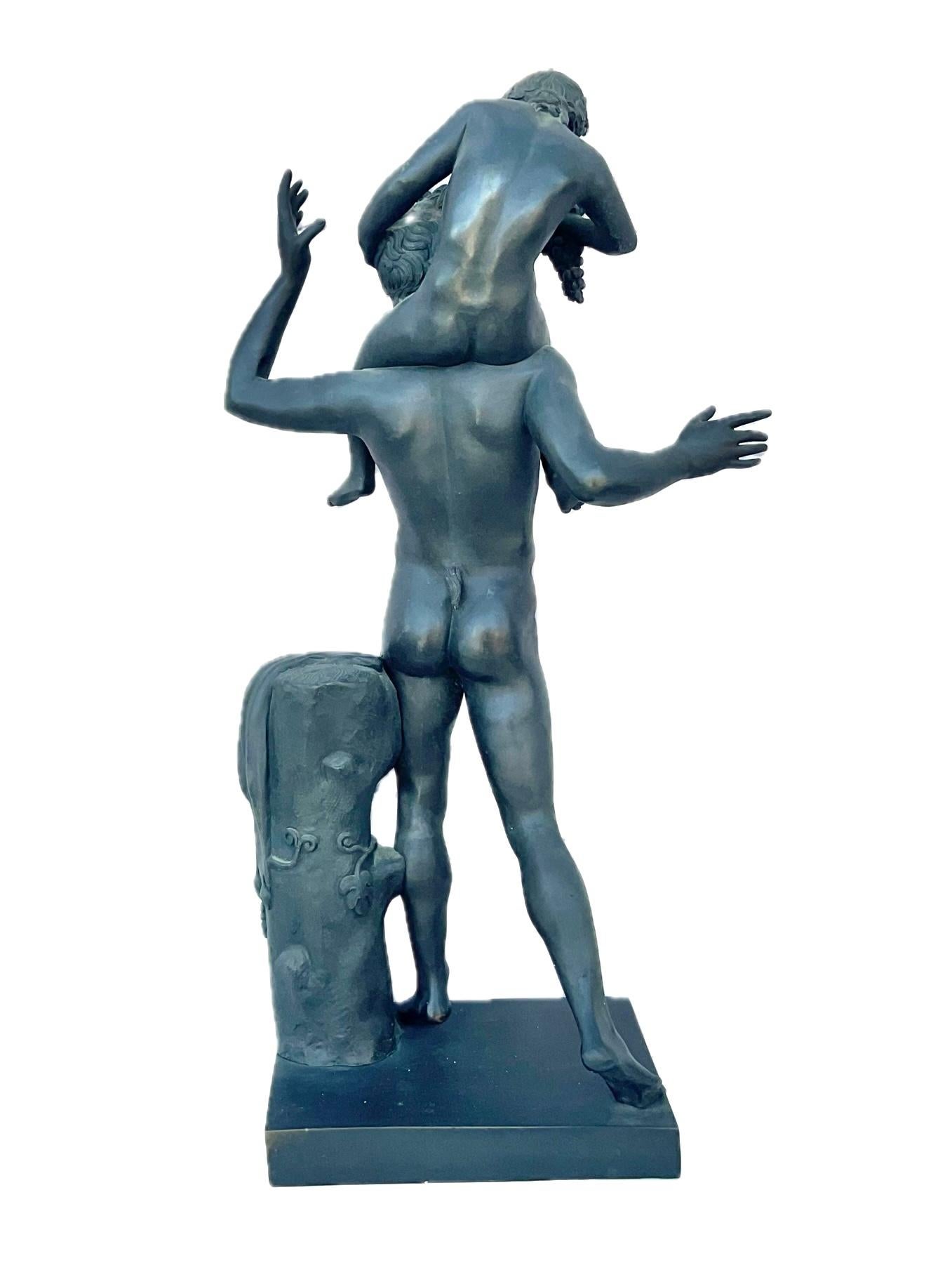 Figura in bronzo Grand Tour del XIX secolo di Satiro con Dioniso bambino. Il Satiro, spesso associato alla musica, alla malizia e al piacere sensuale, è raffigurato con un braccio che culla Dioniso. Dioniso è raffigurato come un bambino etereo e