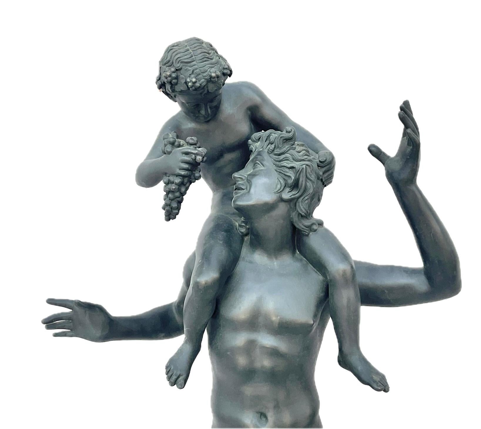 Scultura in bronzo Grand Tour del XIX secolo raffigurante un satiro con Dioniso bambino in vendita 1