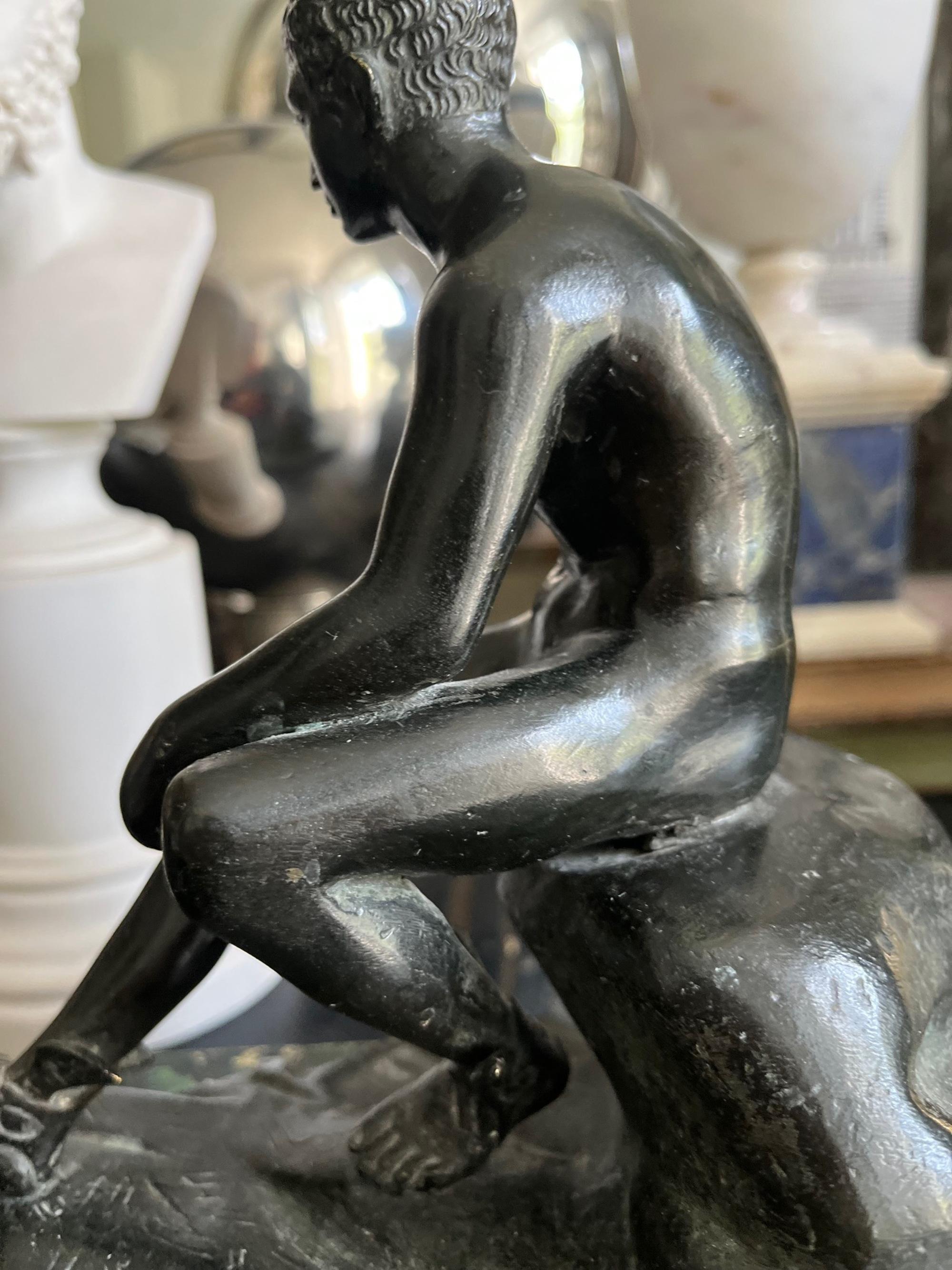 Scultura in bronzo Grand Tour del XIX secolo raffigurante Hermes seduto in vendita 4