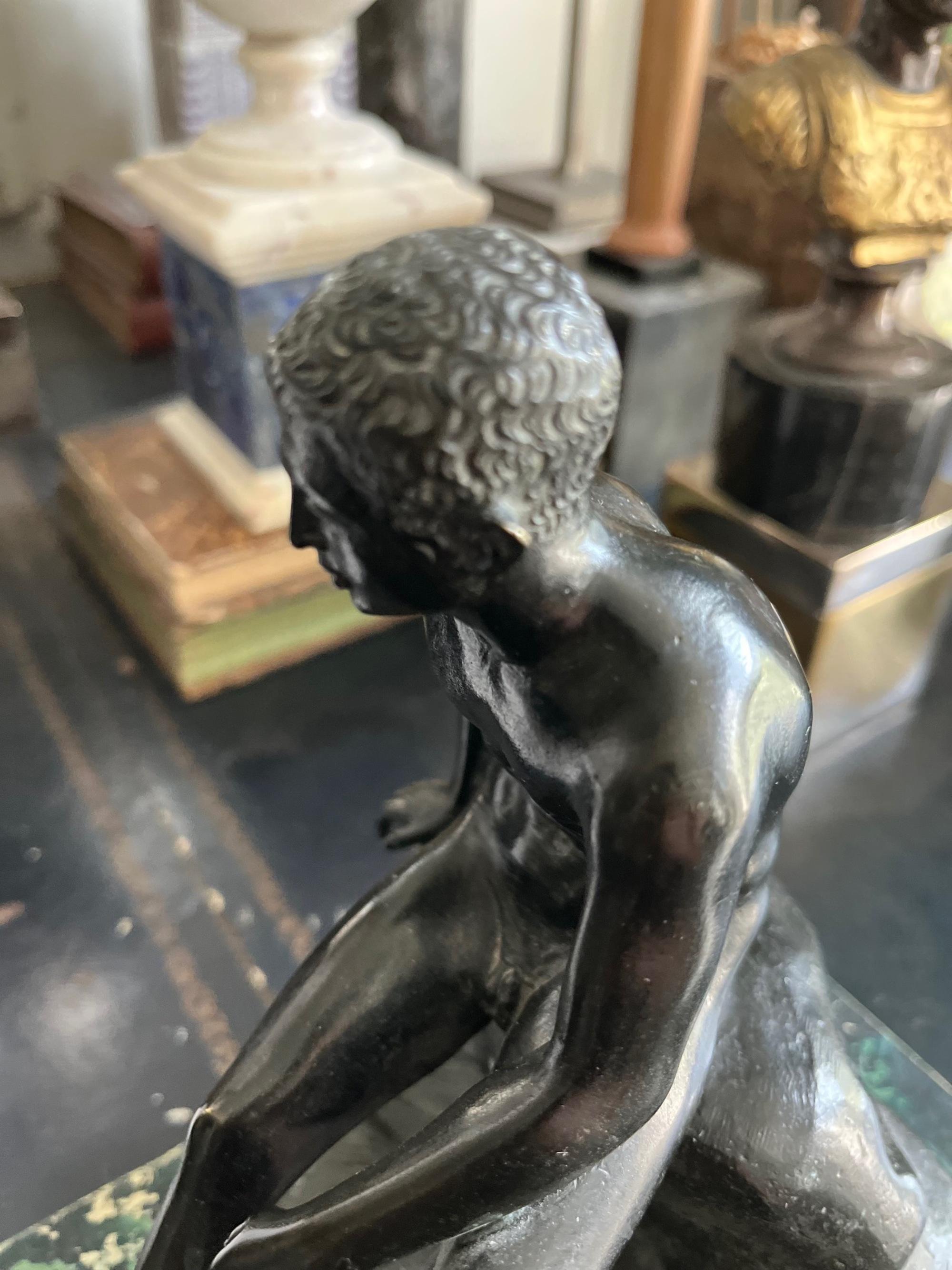 Scultura in bronzo Grand Tour del XIX secolo raffigurante Hermes seduto in vendita 7