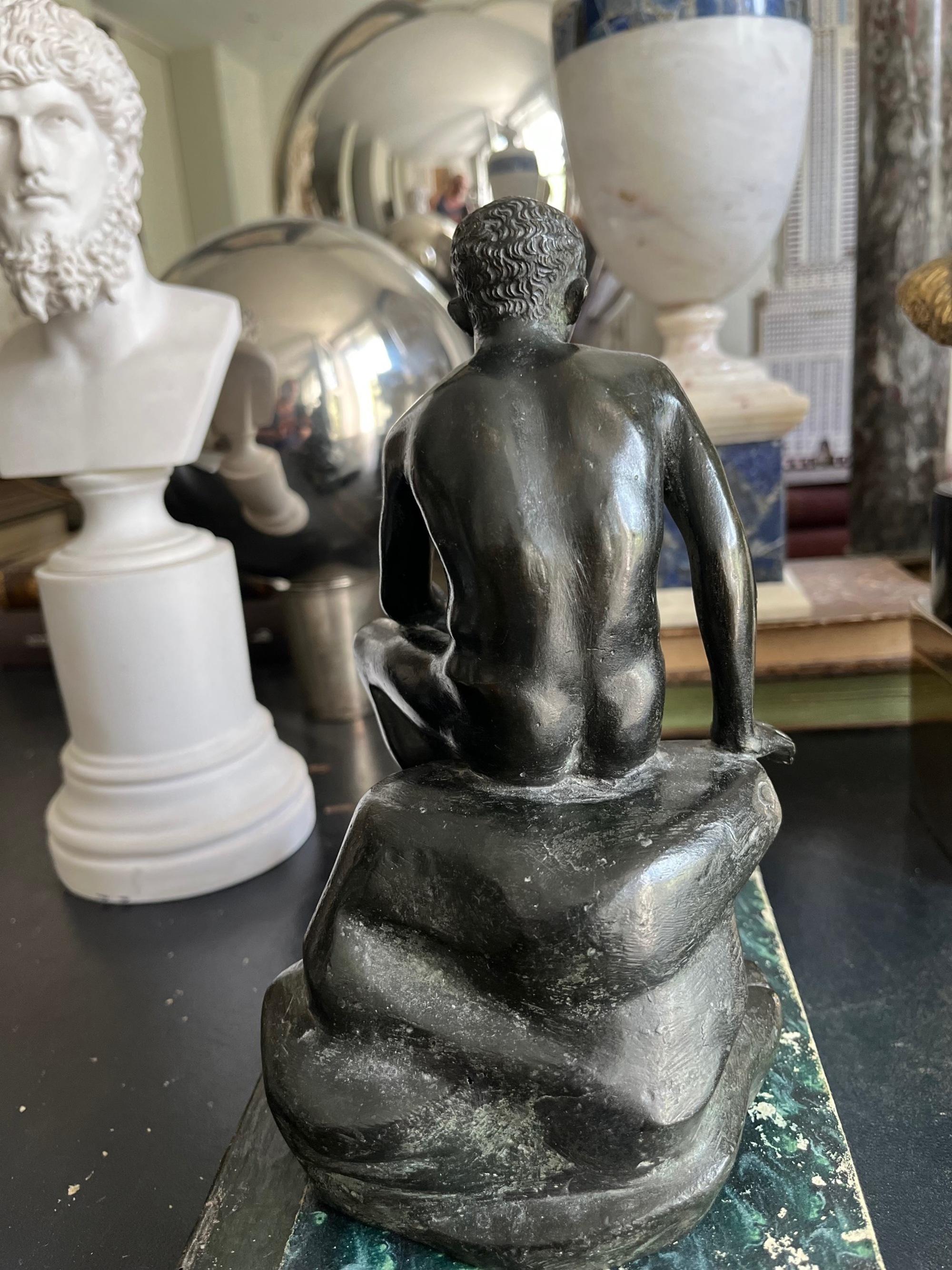 Scultura in bronzo Grand Tour del XIX secolo raffigurante Hermes seduto in vendita 8