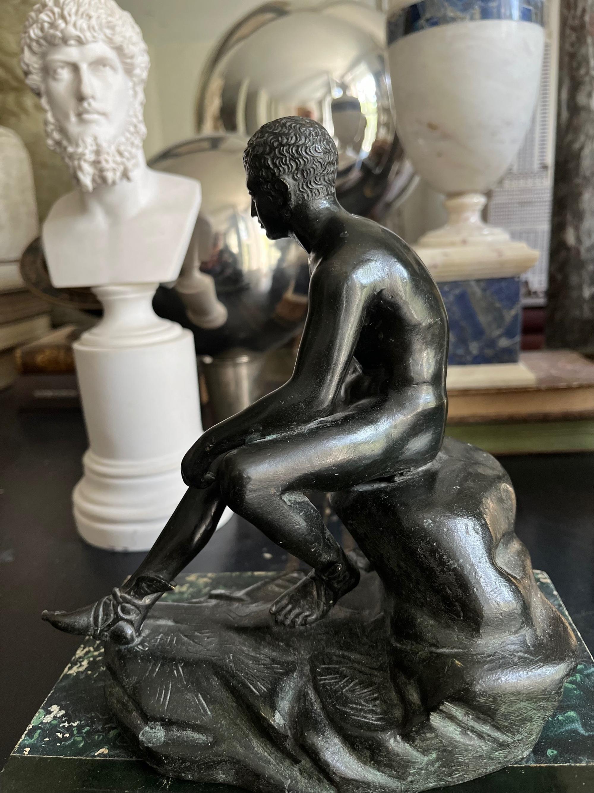 Scultura in bronzo Grand Tour del XIX secolo raffigurante Hermes seduto in vendita 9