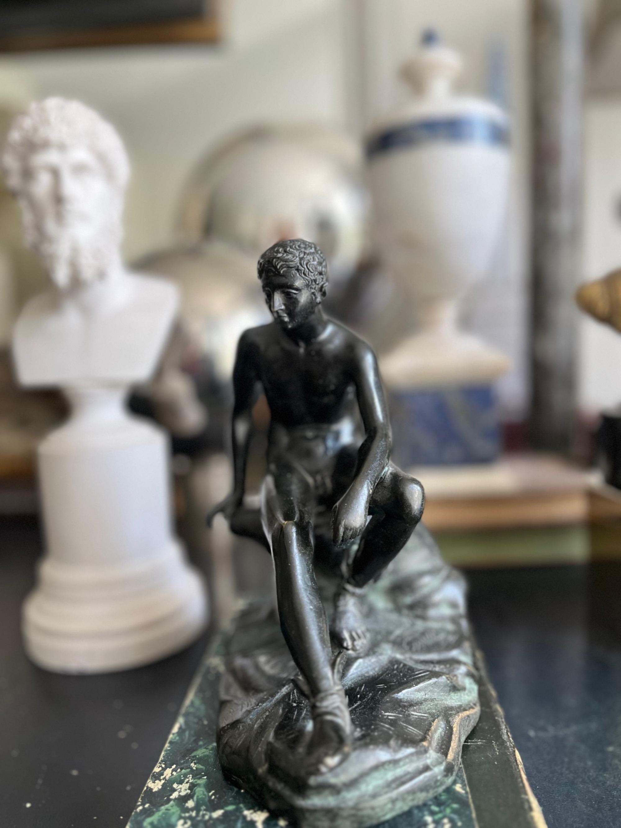 Scultura in bronzo Grand Tour del XIX secolo raffigurante Hermes seduto in vendita 11