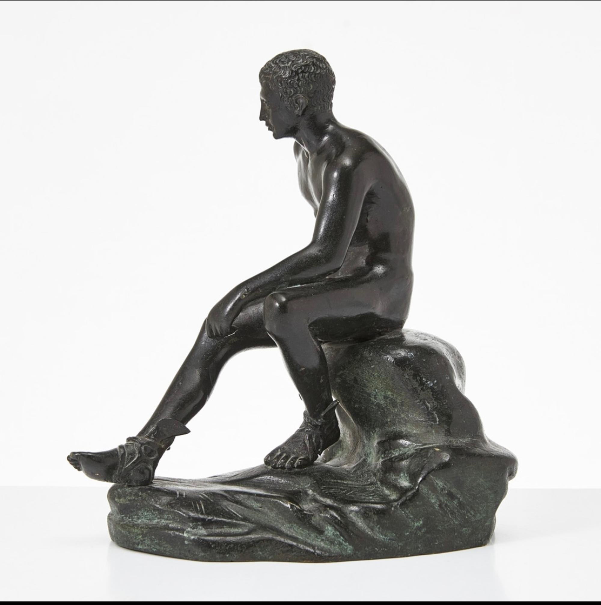 Patinato Scultura in bronzo Grand Tour del XIX secolo raffigurante Hermes seduto in vendita