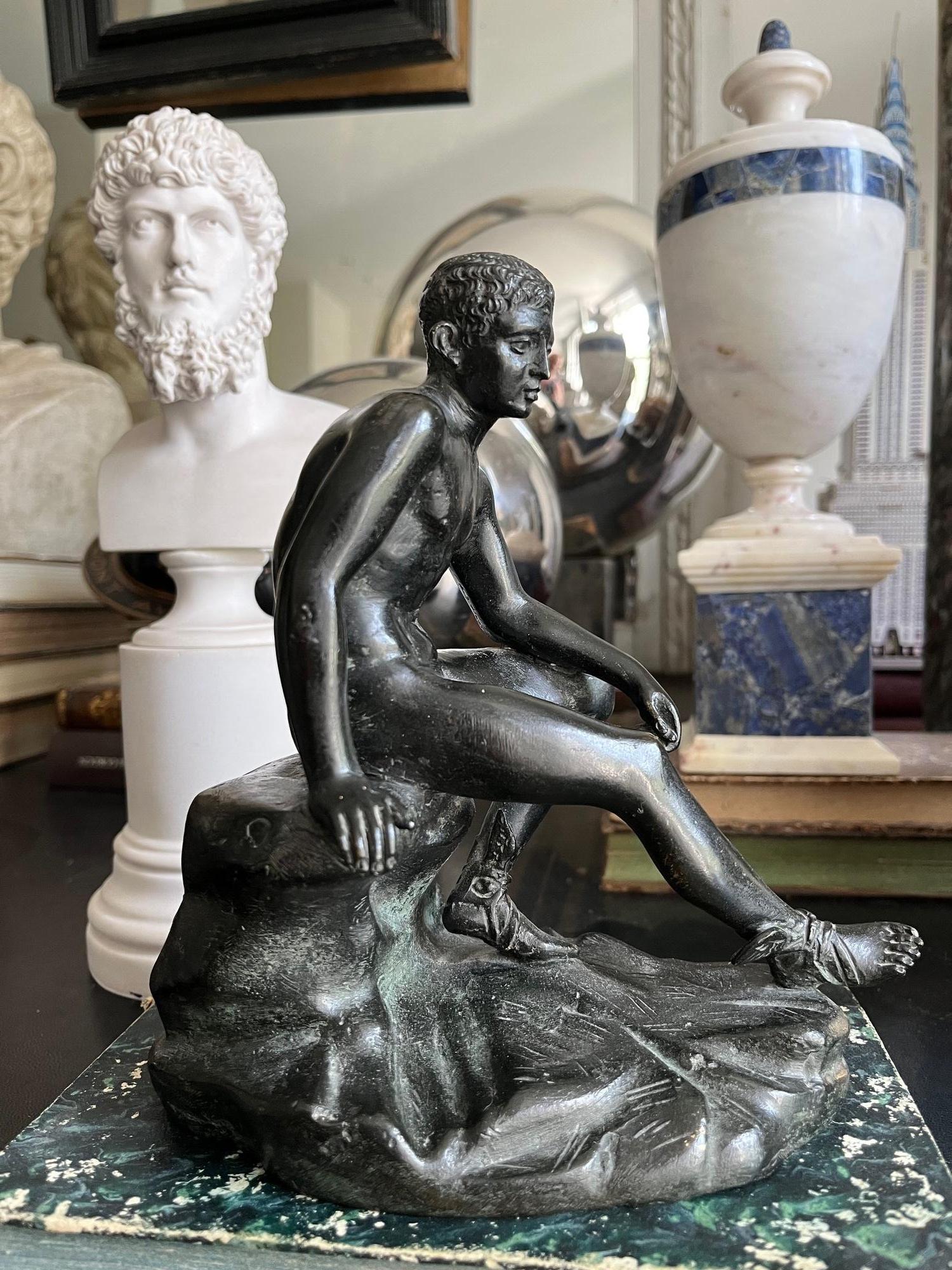 Scultura in bronzo Grand Tour del XIX secolo raffigurante Hermes seduto In condizioni buone in vendita a Madrid, ES