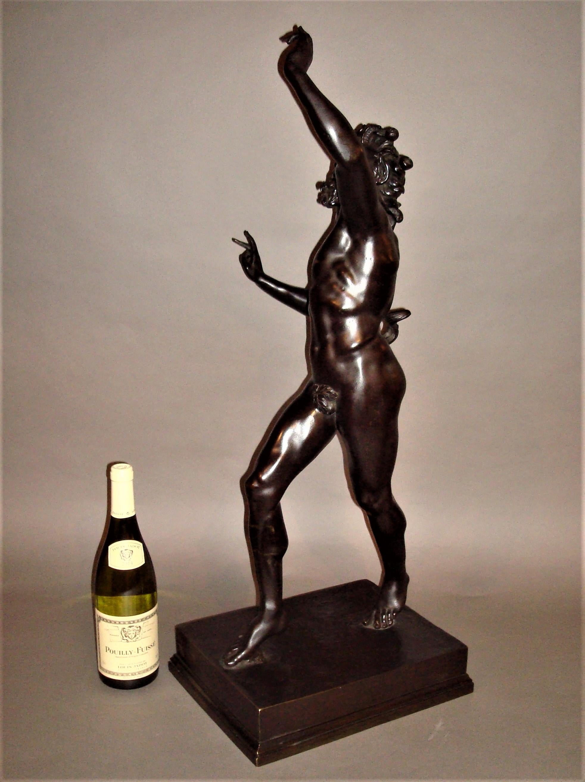 Scultura in bronzo grand tour del XIX secolo raffigurante il Fauno danzante; questa figura classica di dimensioni notevoli e di buona qualità, con una patinatura scura, poggia su un basamento rettangolare a gradini.

L'originale scavato a Pompei