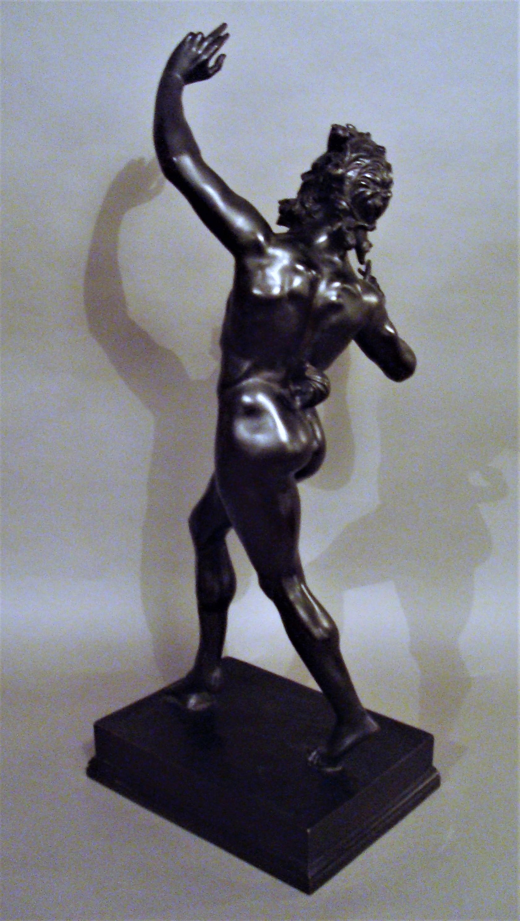 Scultura in bronzo del Grand Tour del XIX secolo raffigurante un fauno danzante in vendita 2