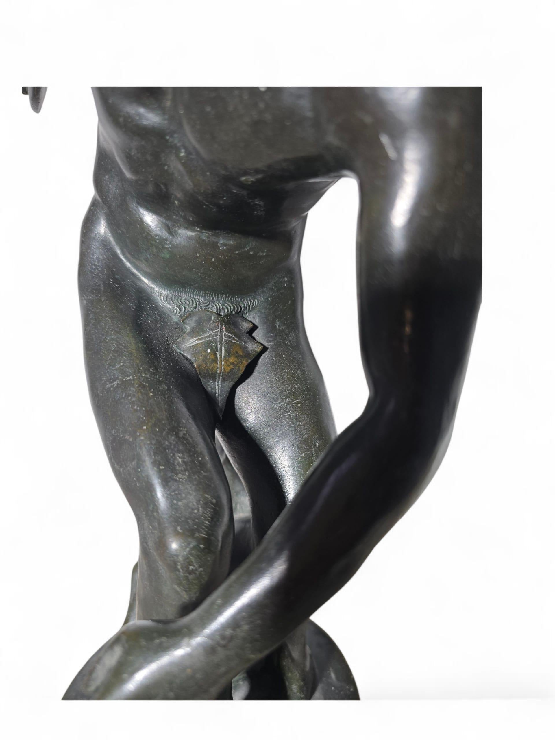 Scultura in bronzo Grand Tour del XIX secolo raffigurante il Discobolo in vendita 1