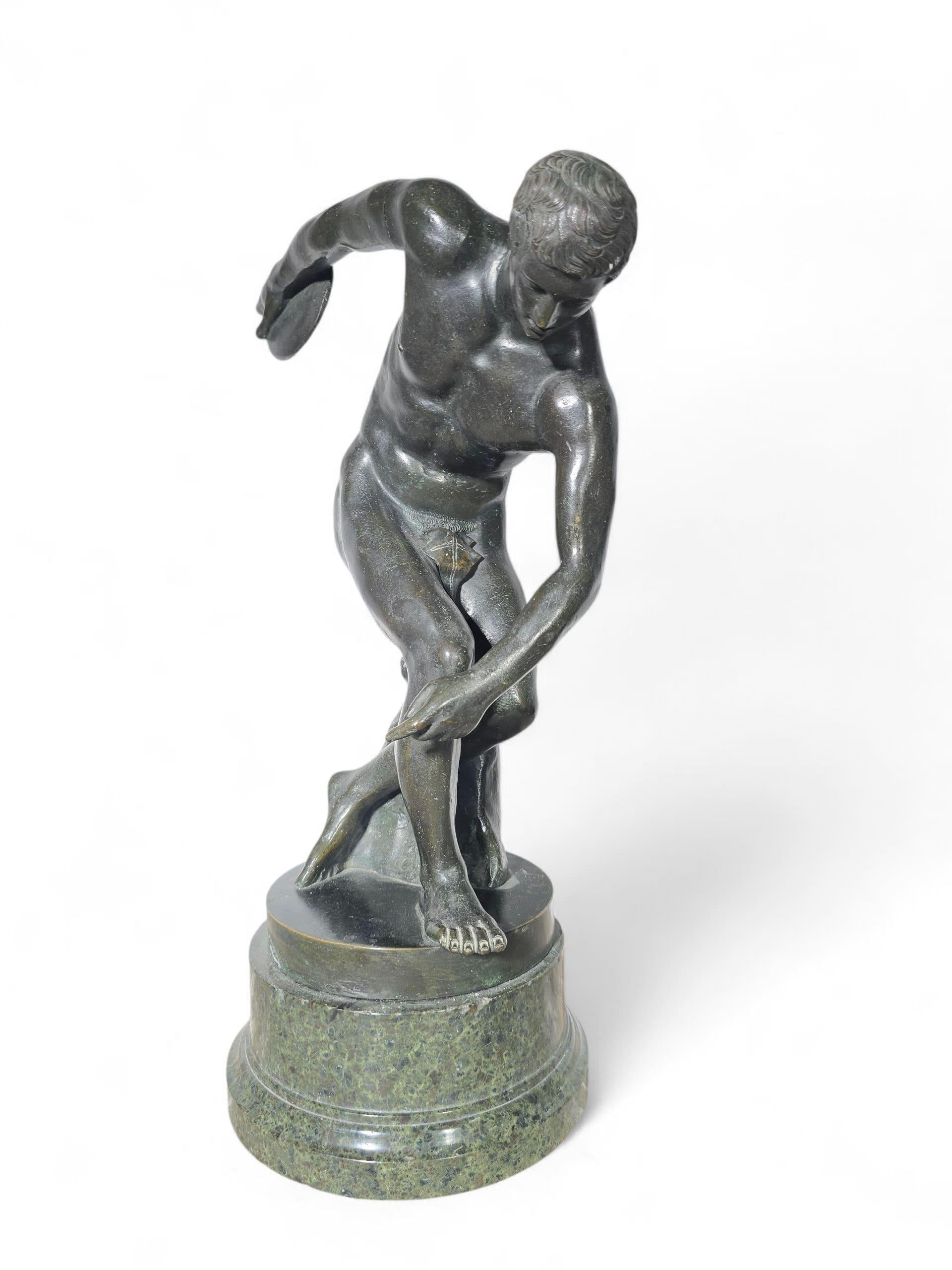 Scultura in bronzo Grand Tour del XIX secolo raffigurante il Discobolo in vendita 2