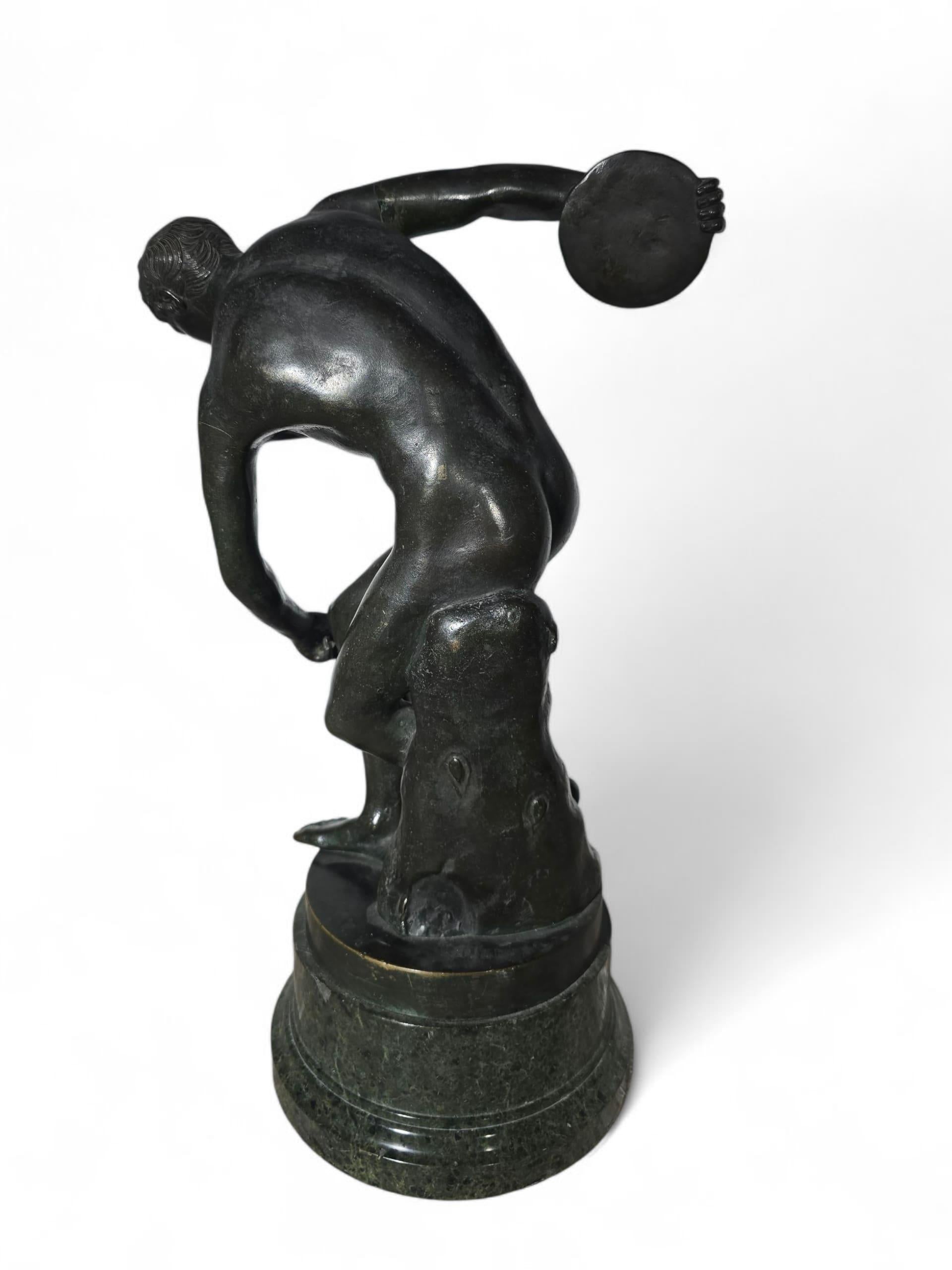Scultura in bronzo Grand Tour del XIX secolo raffigurante il Discobolo in vendita 4