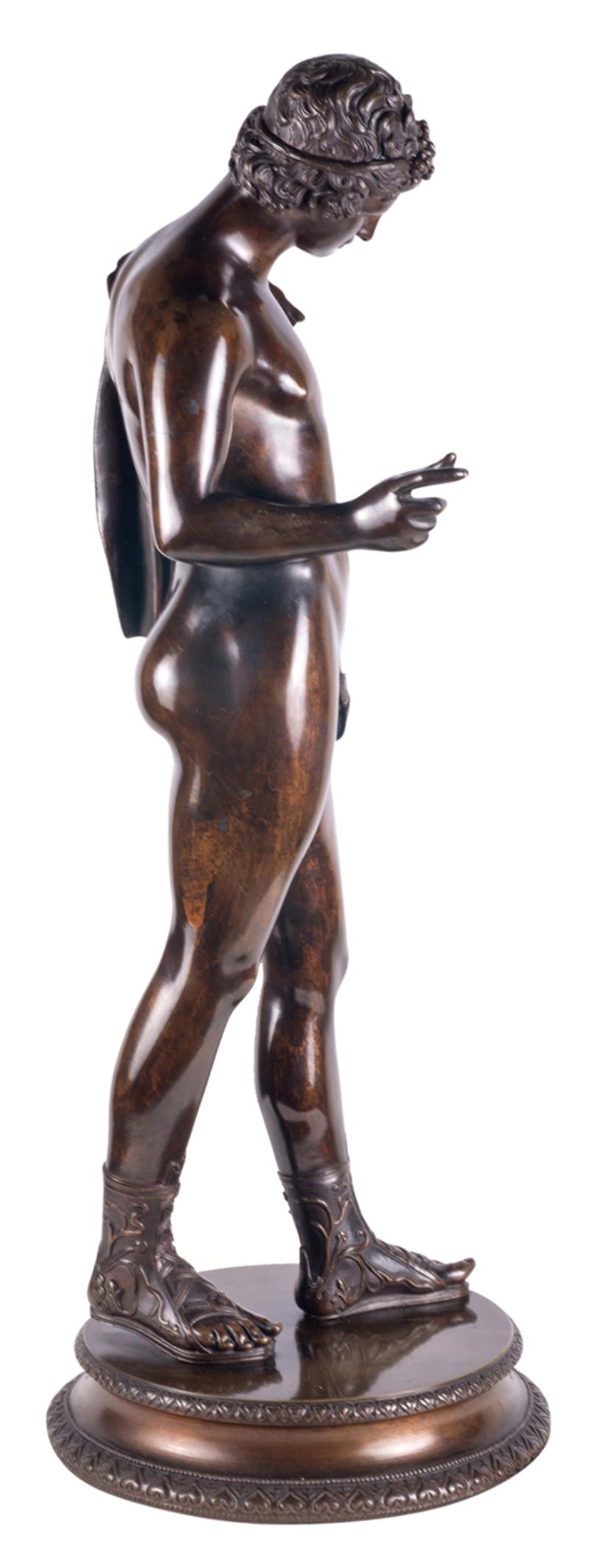 Très belle figure de Narcisse en bronze patiné du Grand Tour, datant du dernier quart du XIXe siècle.

Dans la mythologie grecque, Narcisse était un chasseur qui se distinguait par sa beauté.

Cette figure classique en bronze bien patiné est
