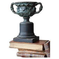 Modèle de bureau urne Grand Tour du 19ème siècle en bronze vert-de-gris ébénisé Warwick