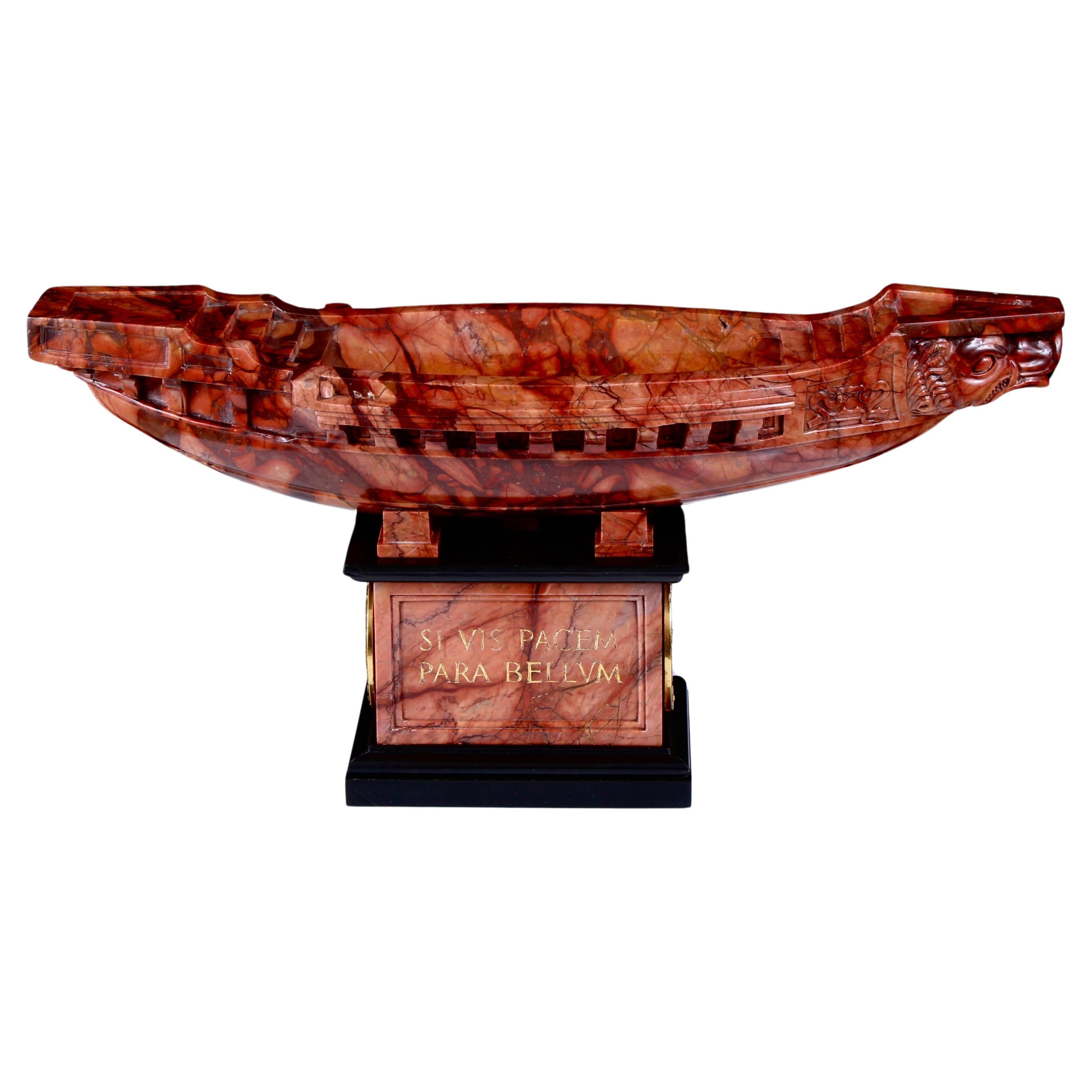 Geformt aus einem der seltensten und visuell beeindruckendsten farbigen und gemaserten Steine.
 
Außergewöhnlich seltene geschnitzte Breche Sanguine aus dem 19. Jahrhundert und vergoldete Bronze montiert Navicella. Dieses prächtige