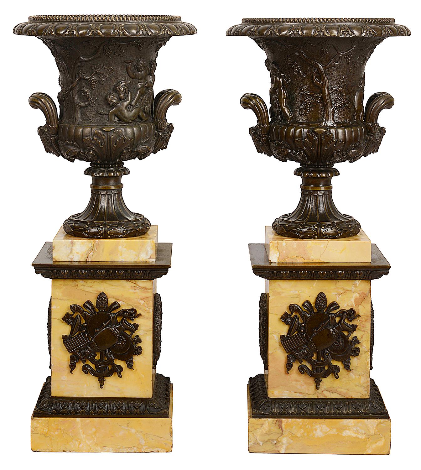 pendule de cheminée du 19ème siècle influencée par le Grand Tour en vente 7