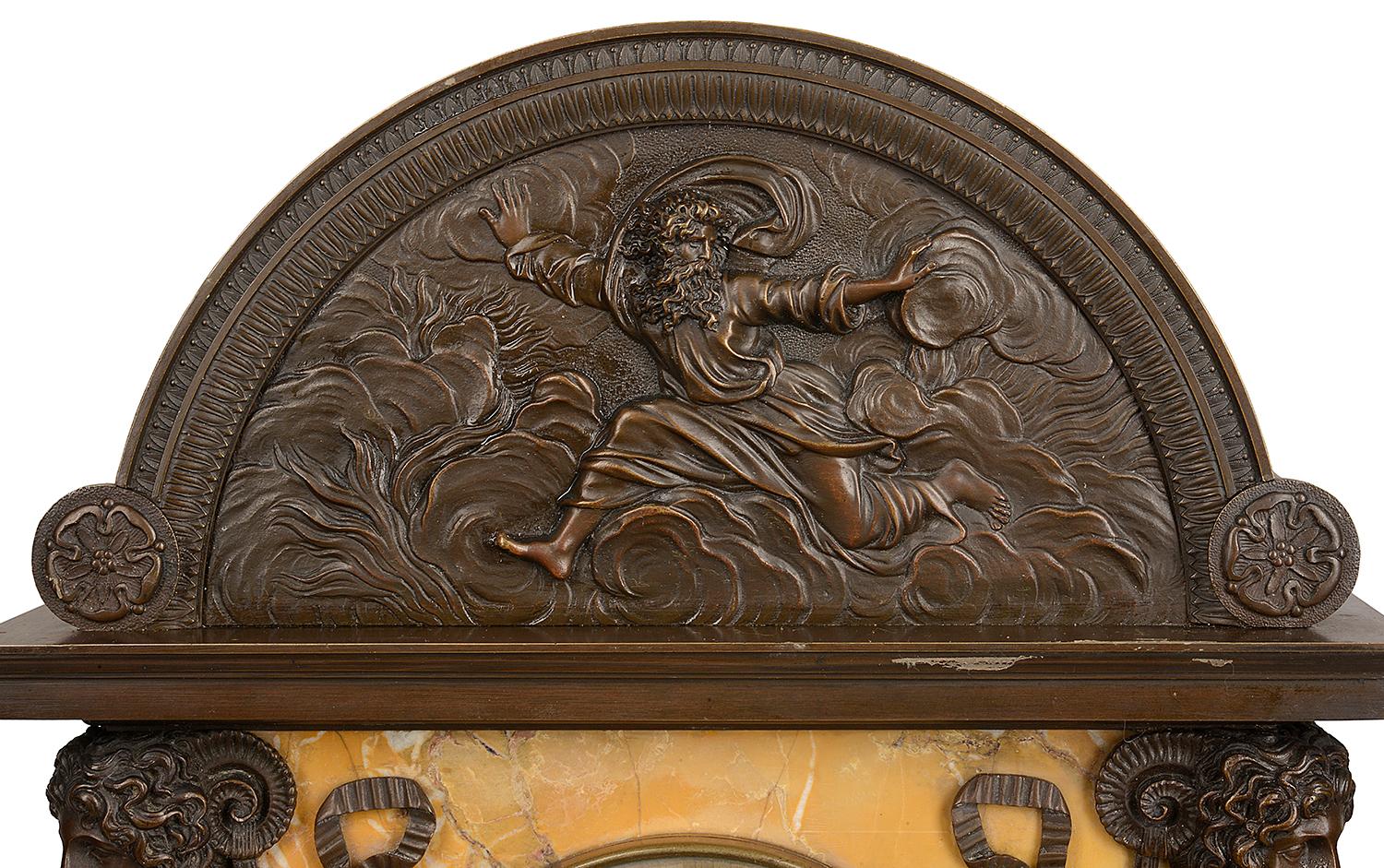 Bronze pendule de cheminée du 19ème siècle influencée par le Grand Tour en vente