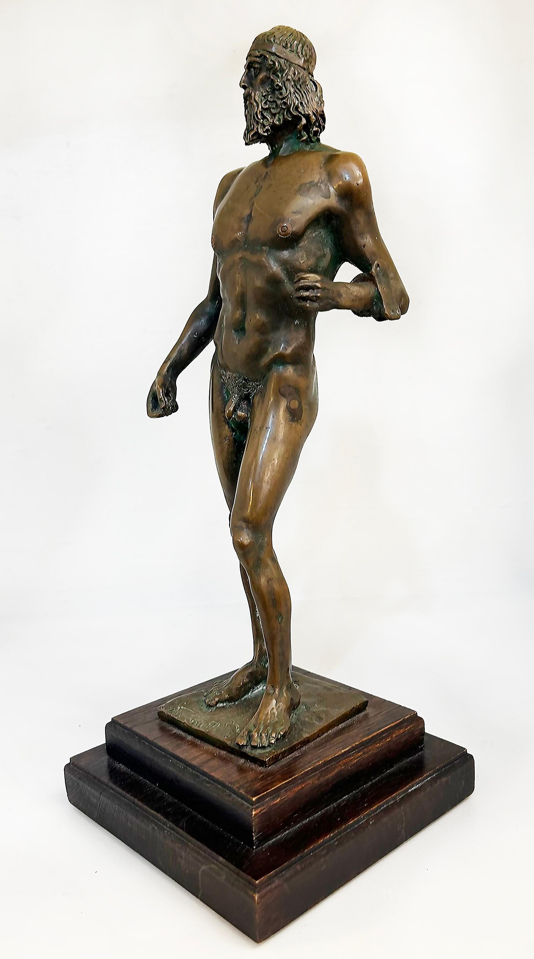 Statue de guerrier Riace en bronze italien des années 1980 signée Pintoneilo

Nous proposons à la vente une statue en bronze datant des années 1980 de l'ancienne sculpture du Guerrier de Riace. Ce bronze est extrêmement bien réalisé avec des détails