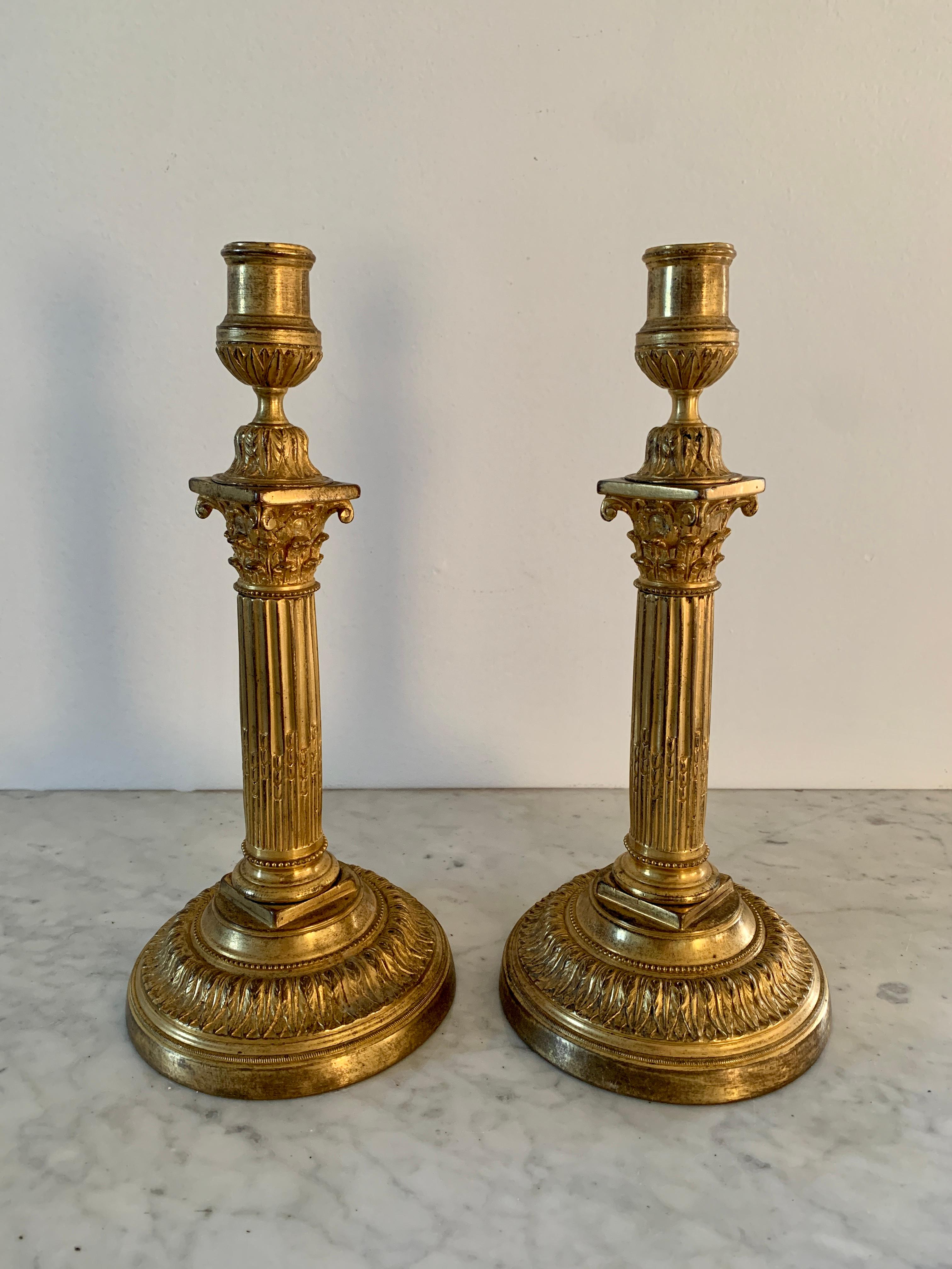 A gorgeous pair of grand tour neoclassical gilded bronze Corinthian column candlestick holders

Italy, circa Mid-19th Century

Measures: 5.5