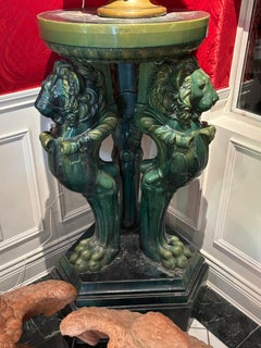 19. Jahrhundert  Grand Tour Majolika Englischer Trapez-Dreibein-Sockel