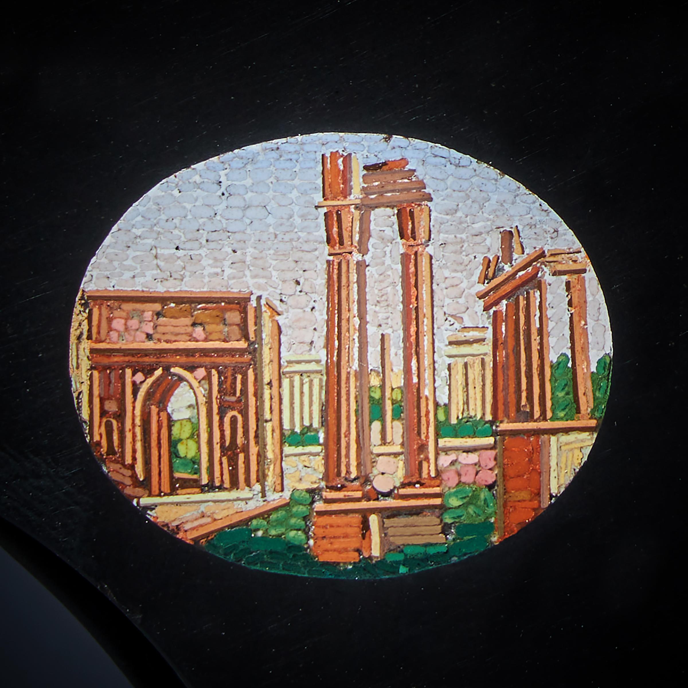 Grand Tour Micro Mosaik-Tablett aus dem 19. Jahrhundert, das italienische Architektur darstellt (Belgischer schwarzer Marmor) im Angebot