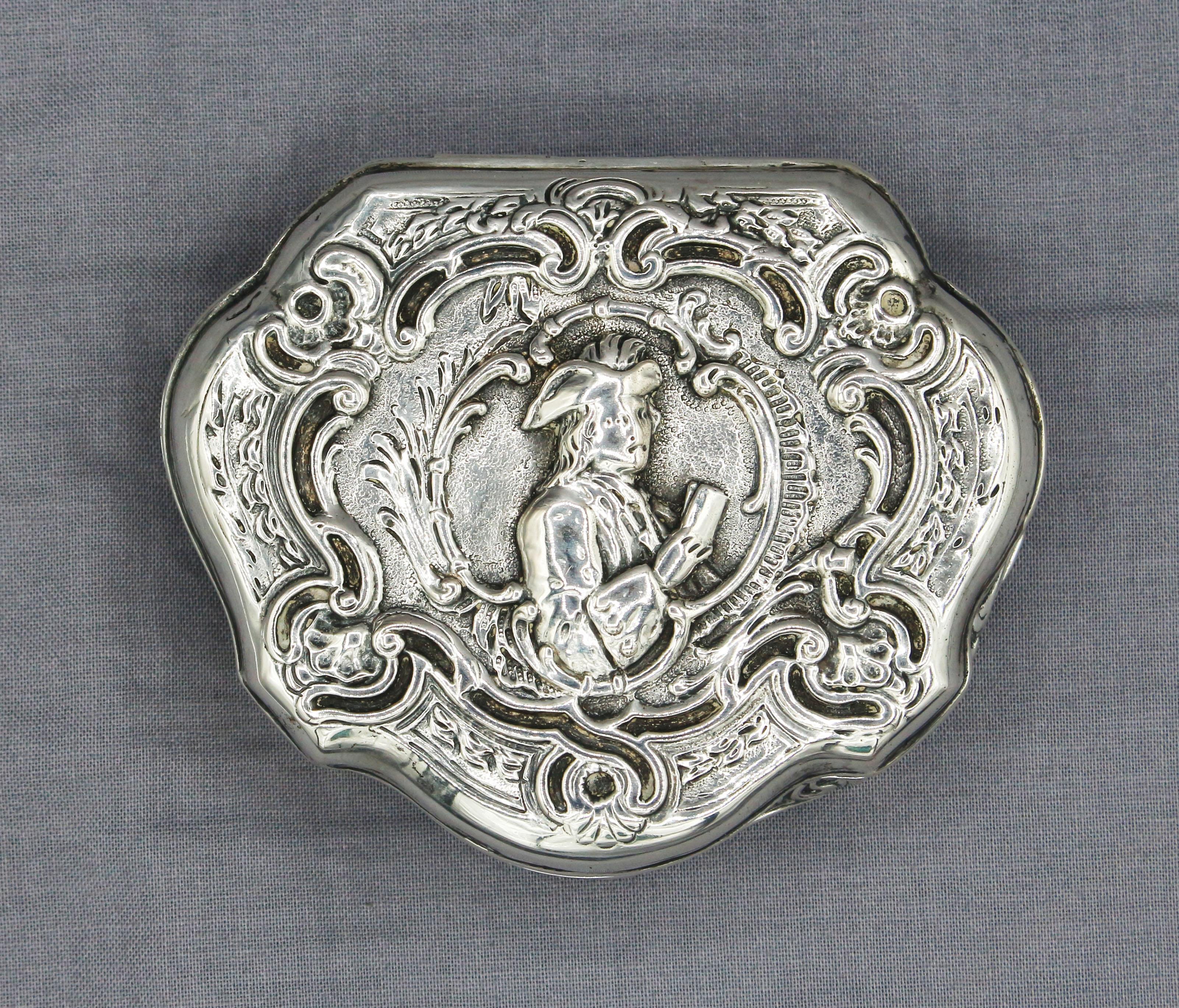 Scatola d'argento Grand Tour del XIX secolo, probabilmente realizzata in Germania. Con marchi finti di Parigi, 1784. Decorato con un gentiluomo del XVII secolo in un cartiglio rococò. 3,55 once troy.
3 3/8