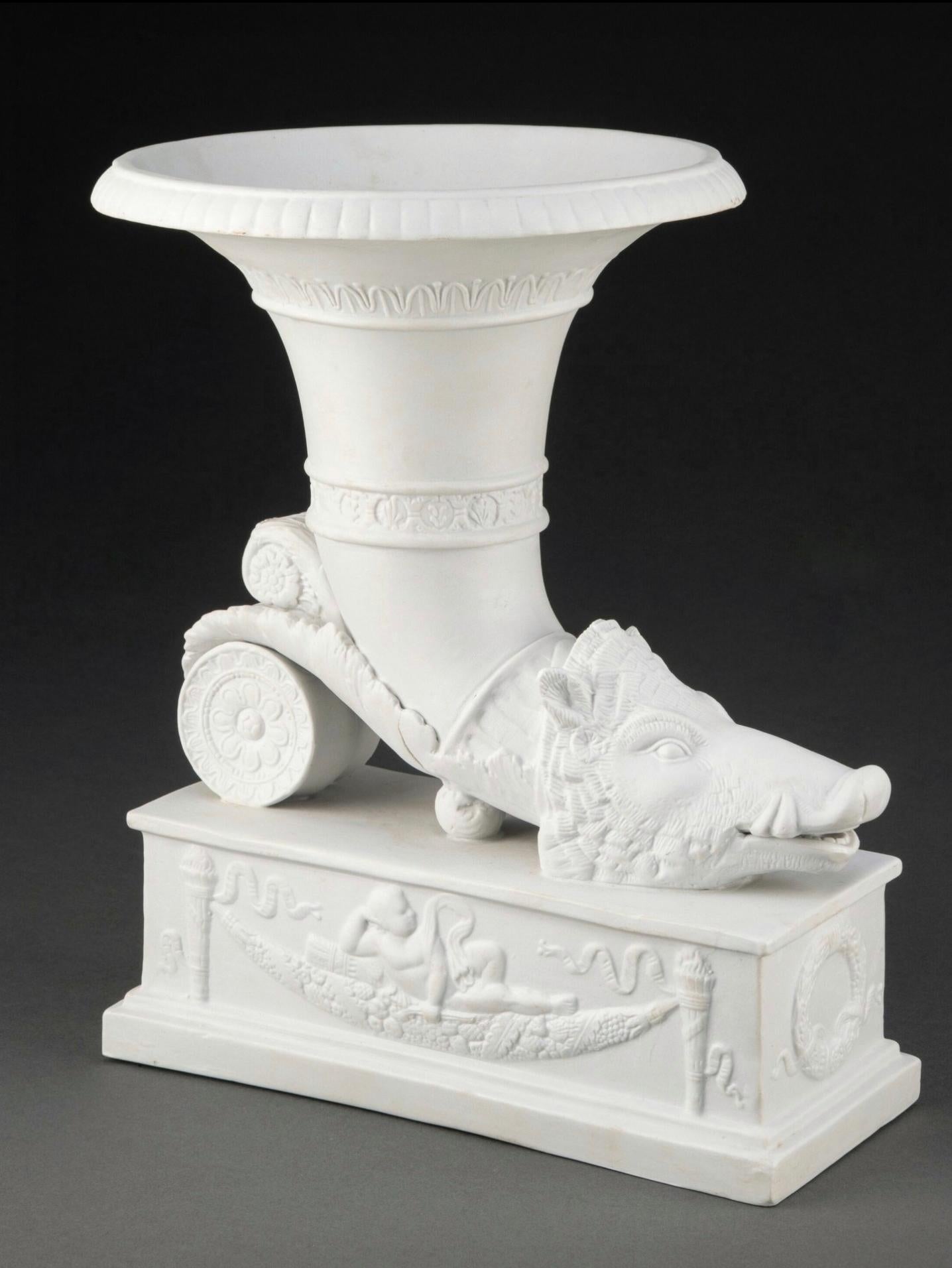 Eine auffällige antike Vase aus Biskuitporzellan in Rhyton-Form im Stil der Grand Tour, um 1875

Kontinentale, wahrscheinlich deutsche, späte 19. Jahrhundert, außergewöhnlich ausgeführte skulpturale Form, die Vase zeigt einen großen, rhytonen