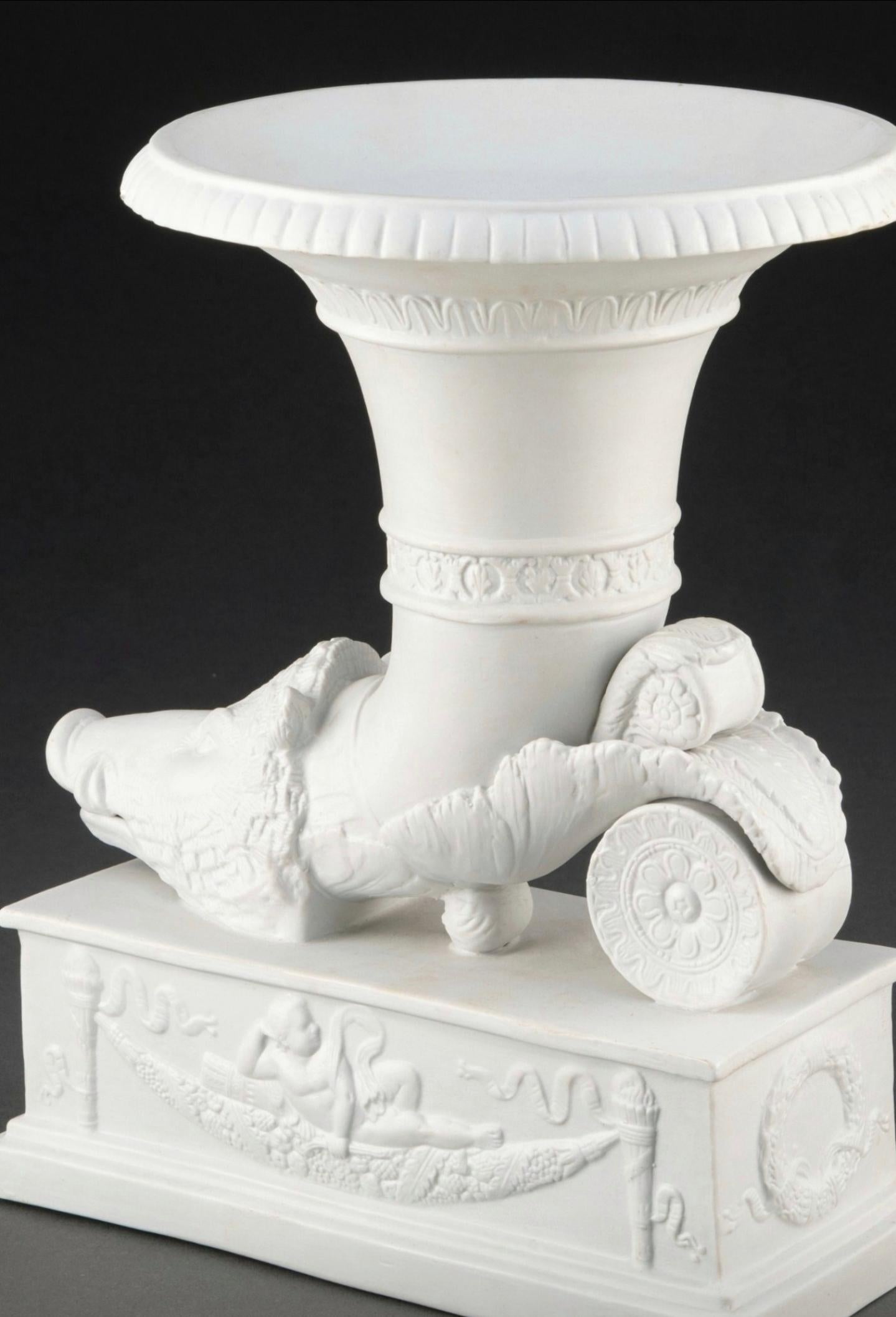 Vase in Rhyton-Form aus Biskuitporzellan im Grand Tour-Stil des 19. Jahrhunderts im Zustand „Gut“ im Angebot in Forney, TX