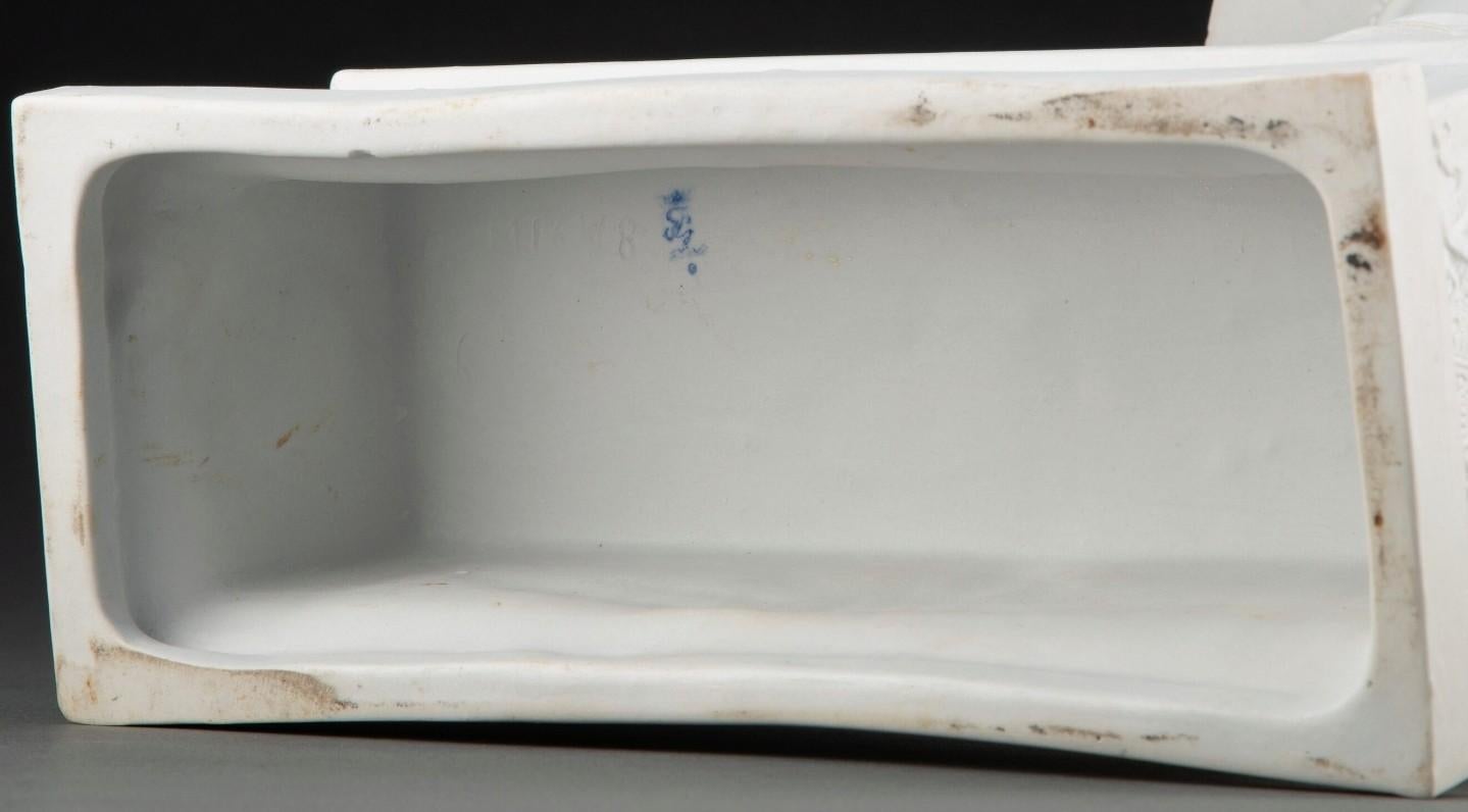 Vaso in porcellana di bisquit del XIX secolo in stile Grand Tour con forma Rhyton in vendita 4