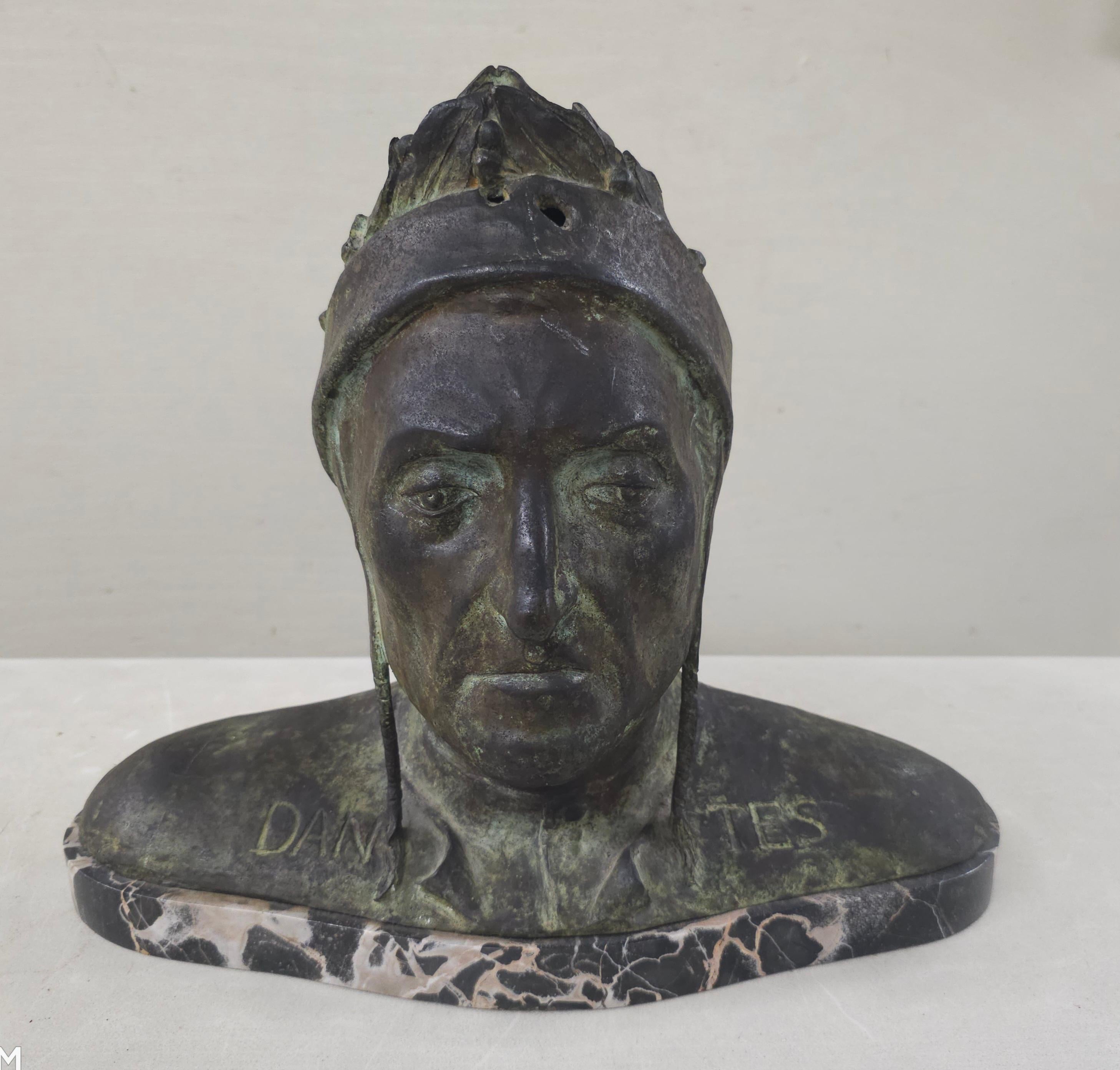Busto in bronzo verdastro Grand Tour del XIX secolo di Dante Alighieri, poeta italiano del XIV secolo, su basamento in marmo. Misura 18