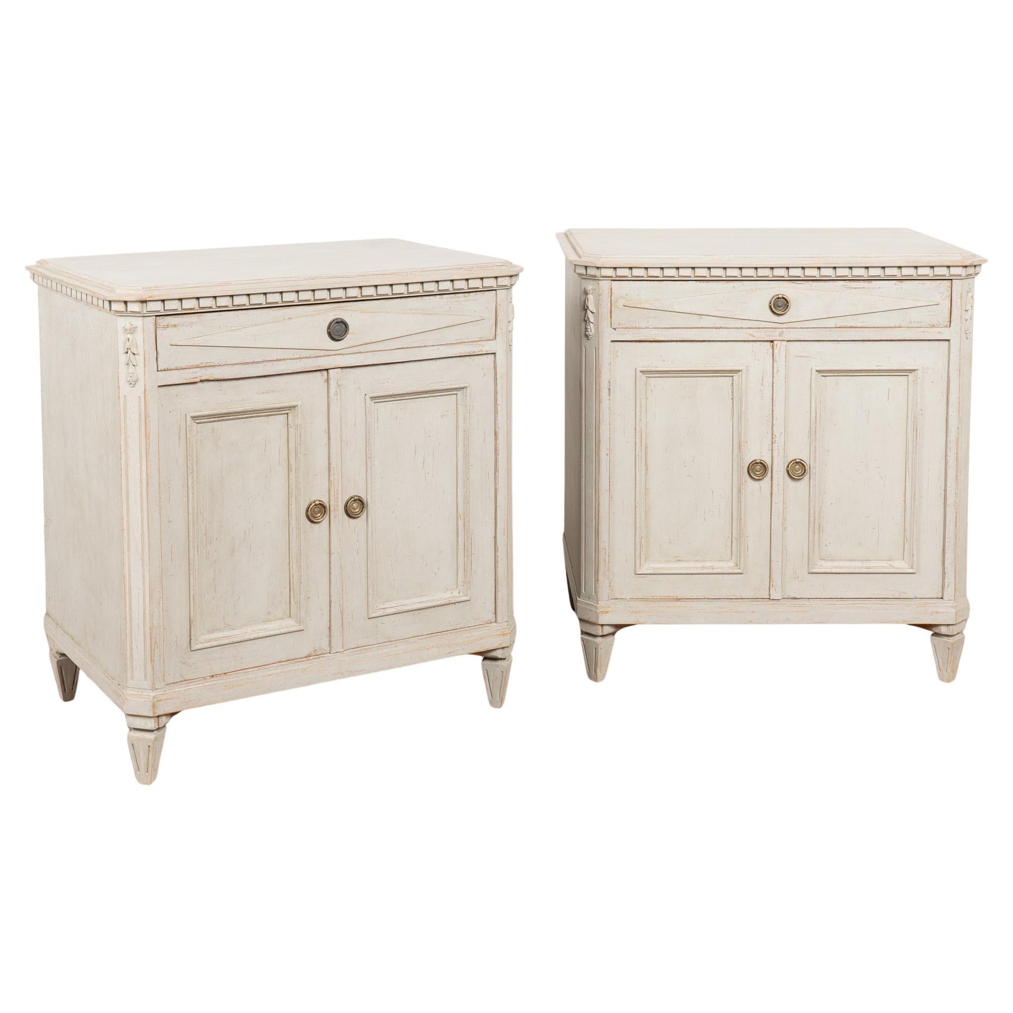 Petits armoires ou tables de nuit gustaviennes peintes en gris du 19ème siècle, Suède