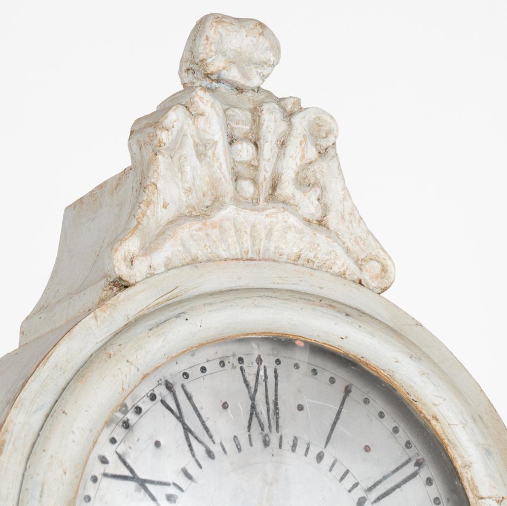 Schwedische Mora Clocks aus dem 19. Jahrhundert, grau lackiert, mit dekorativer Schnitzerei (Holz) im Angebot