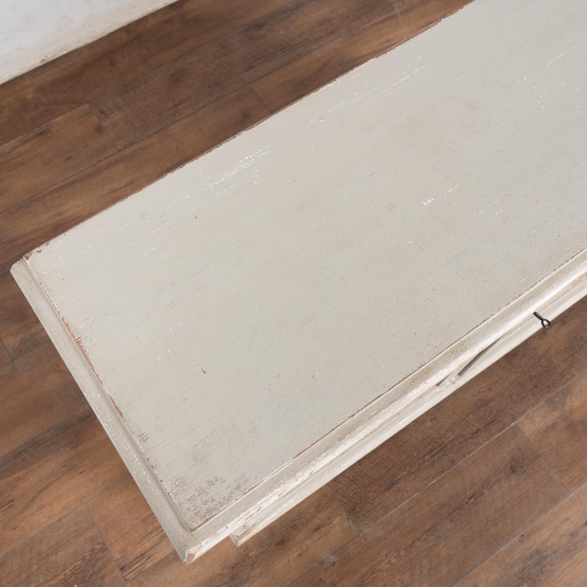 Credenza svedese gustaviana stretta in pino del XIX secolo in vendita 3